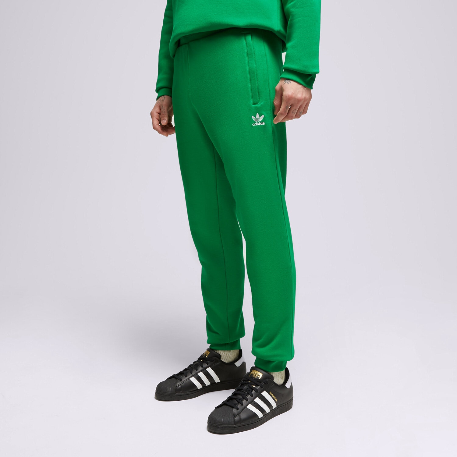 Bărbați pantaloni ADIDAS PANTALONI  ESSENTIALS PANT IM2102 Verde