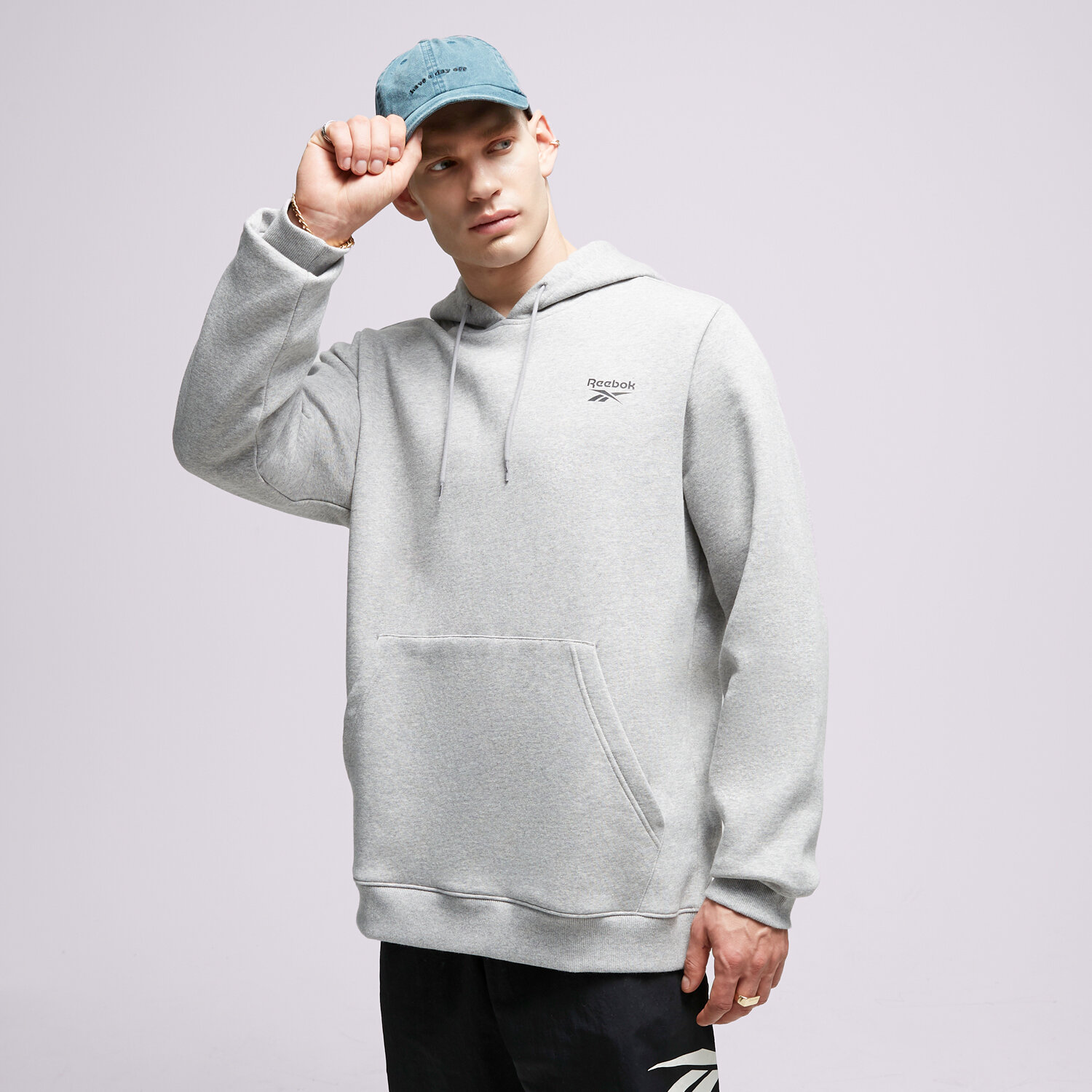 Bărbați bluză REEBOK BLUZĂ CU GLUGĂ RI LEFT CHEST LOGO HOOD 100068237 Gri