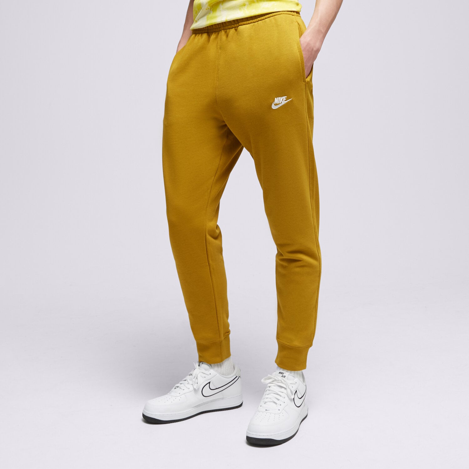 Bărbați pantaloni NIKE PANTALONI  NIKE SPORTSWEAR CLUB BV2679-716 Galben Muștar