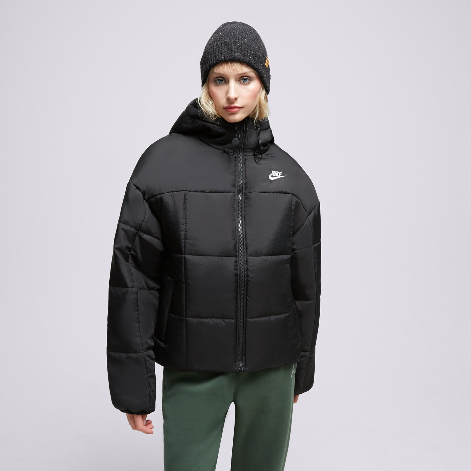 Femei geacă de iarnă NIKE JACHETĂ DE IARNĂ NSW THERMA-FIT FB7672-010 Negru