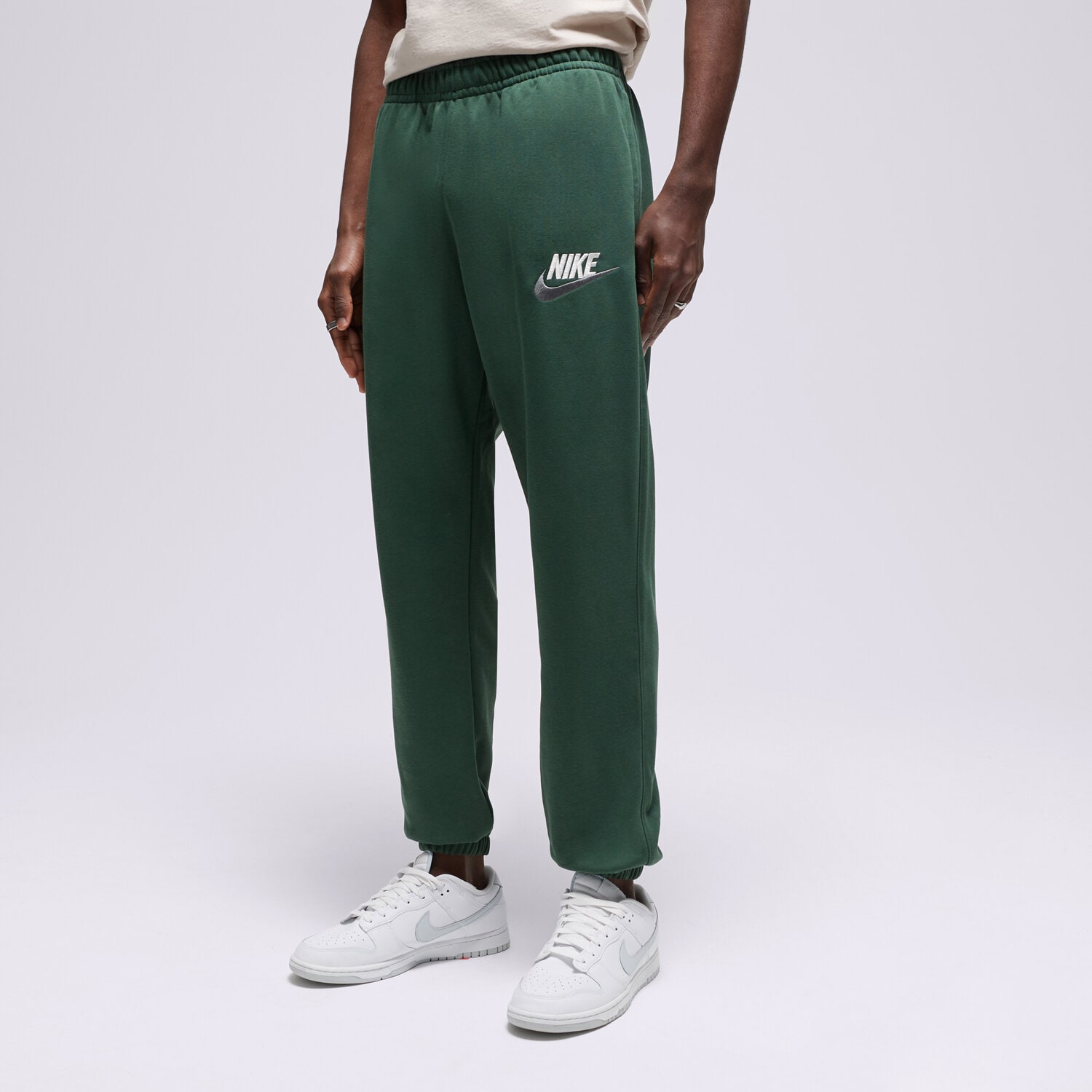 Bărbați pantaloni NIKE PANTALONI  M NK CLUB+ FT CF PANT LBR FB7687-323 Verde
