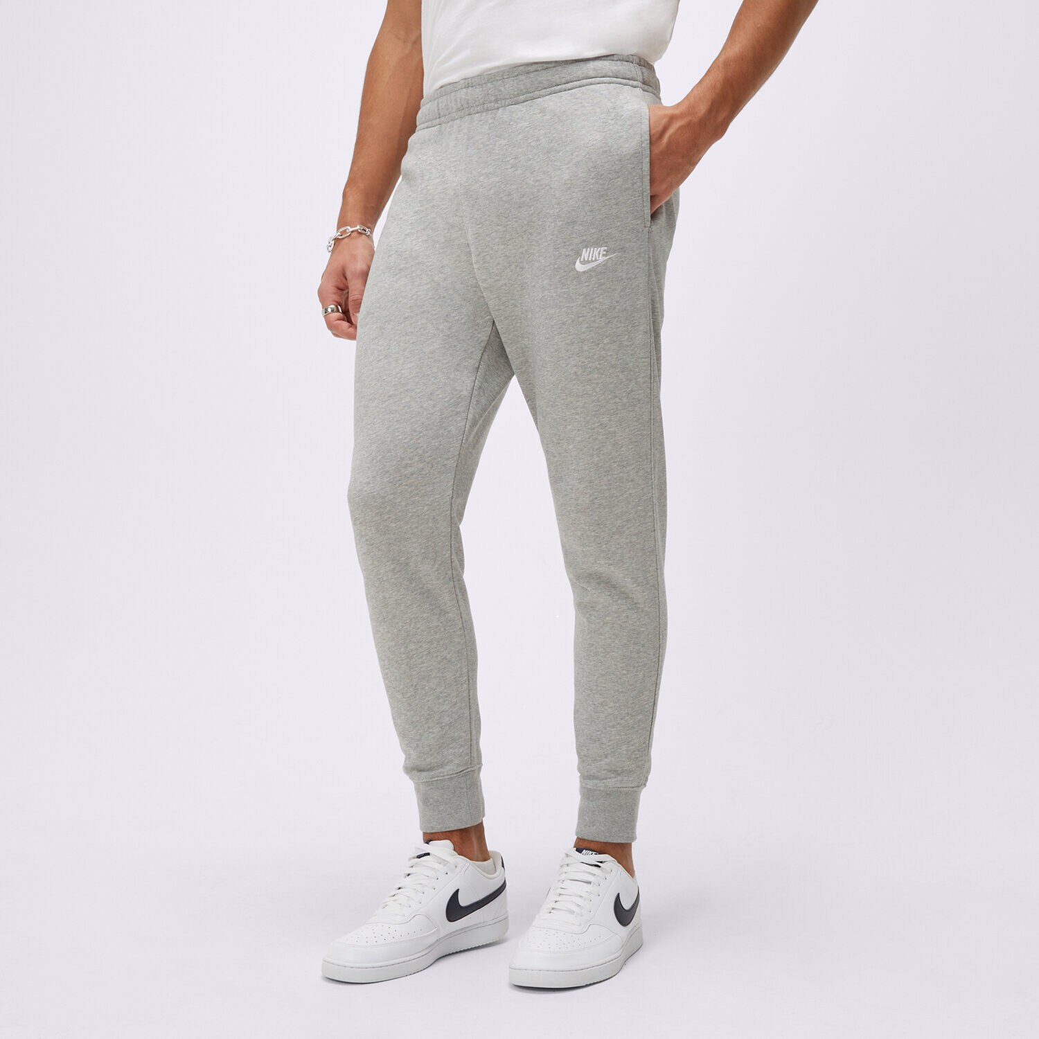 Bărbați pantaloni NIKE PANTALONI  M NSW CLUB JGGR FT BV2679-063 Gri