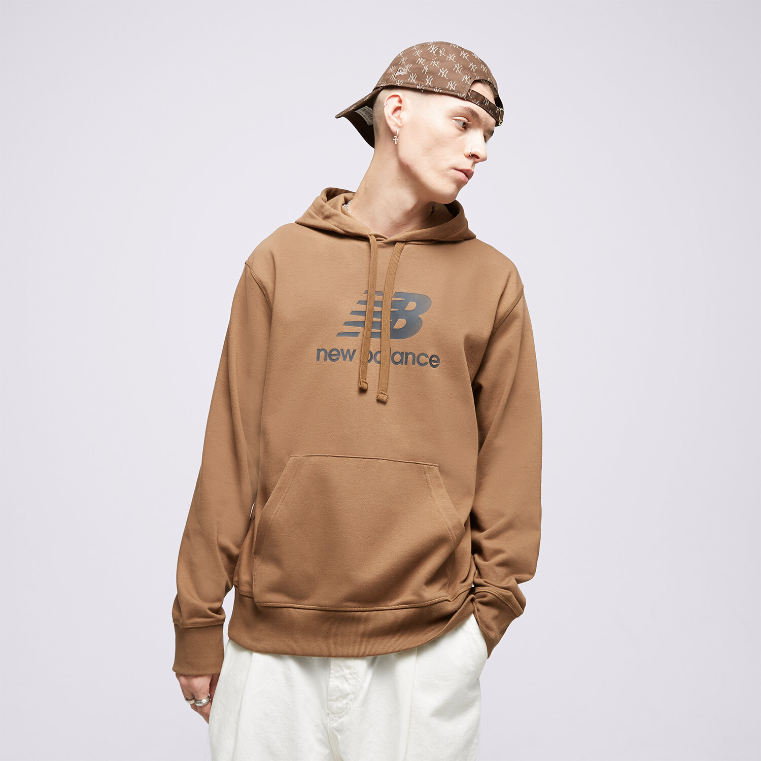 Bărbați bluză NEW BALANCE BLUZĂ CU GLUGĂ ESSENTIALS MT31537DHE Maro