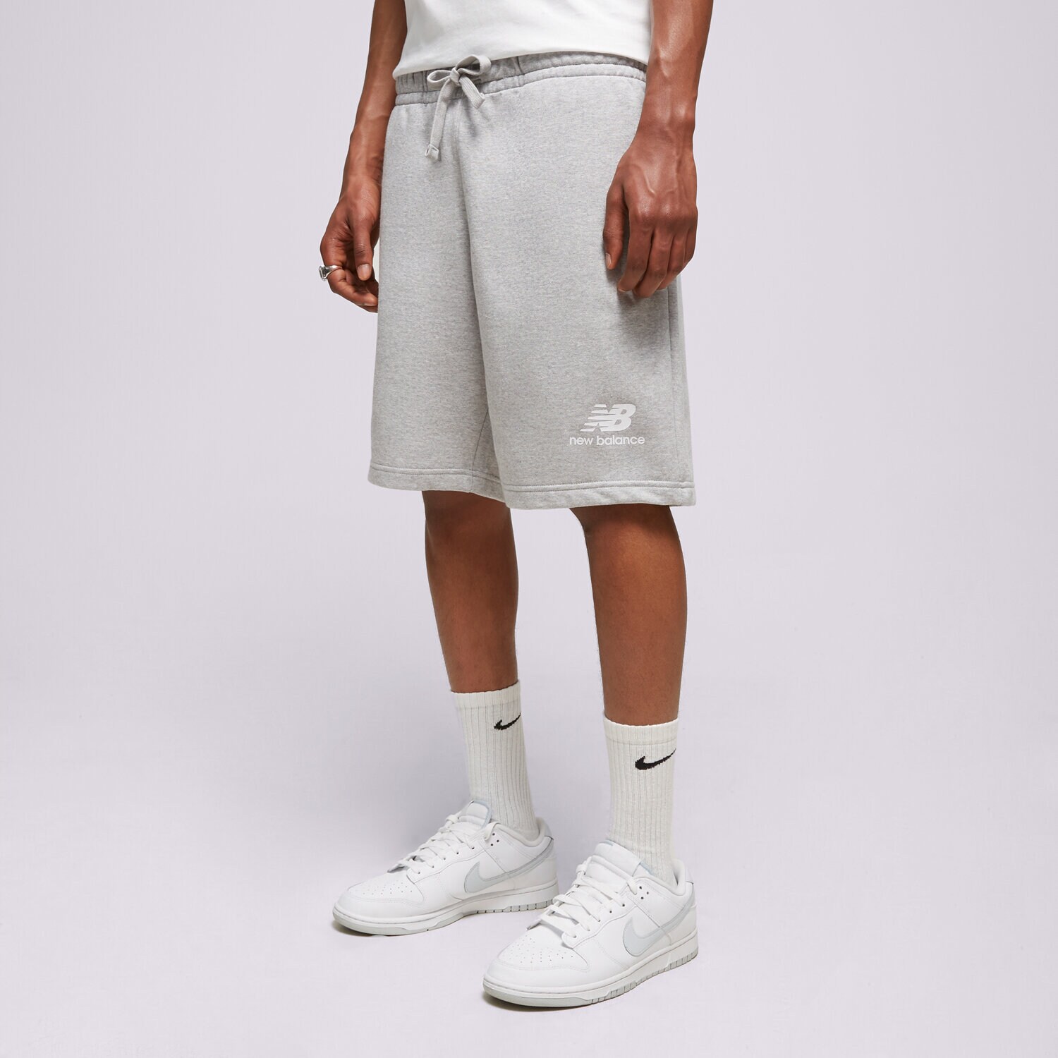 Femei pantaloni scurți NEW BALANCE PANTALONI SCURȚI   ESSENTIALS STACKED LOGO MS31540AG Gri