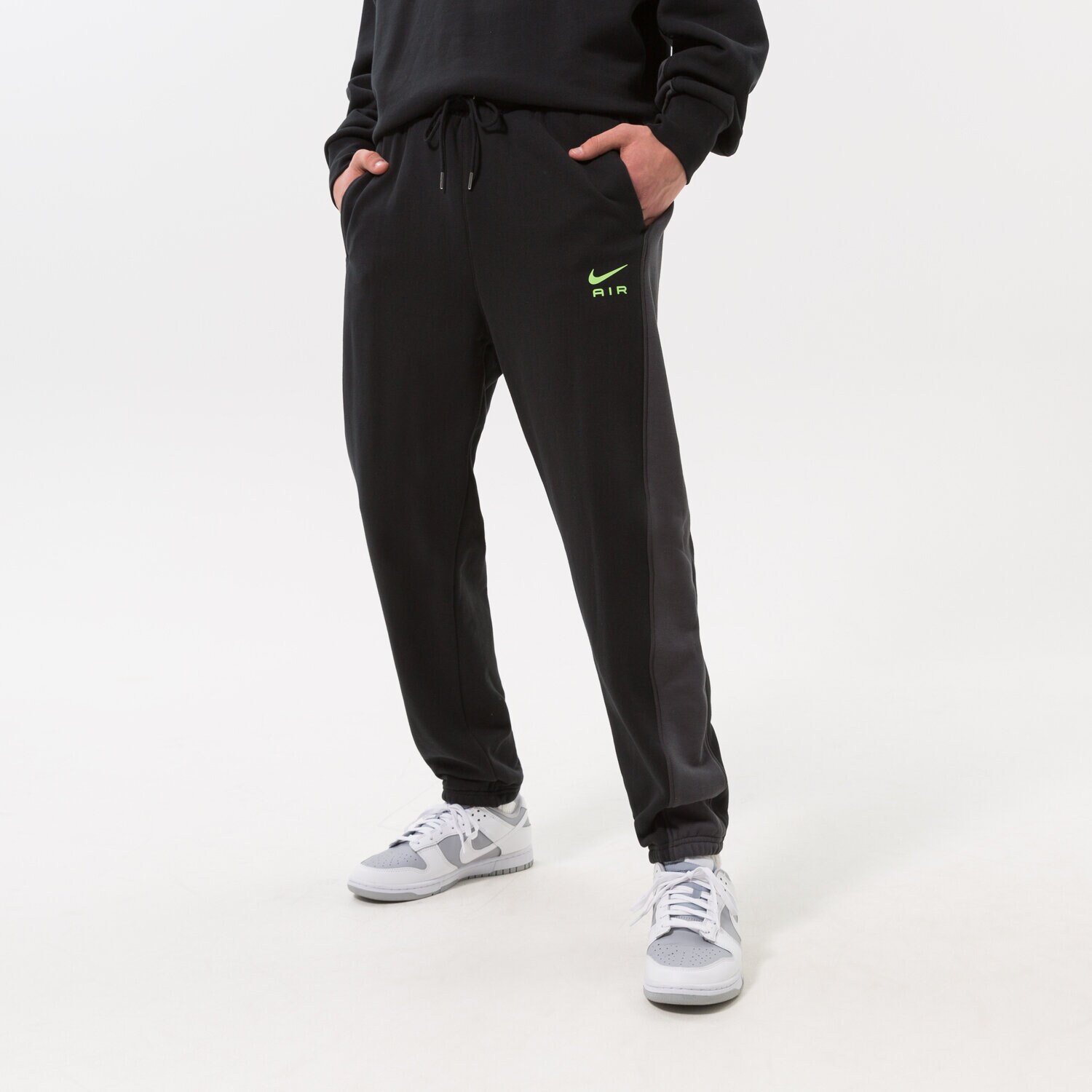Bărbați pantaloni NIKE PANTALONI  M NSW NIKE AIR FT PANT DQ4202011 Negru