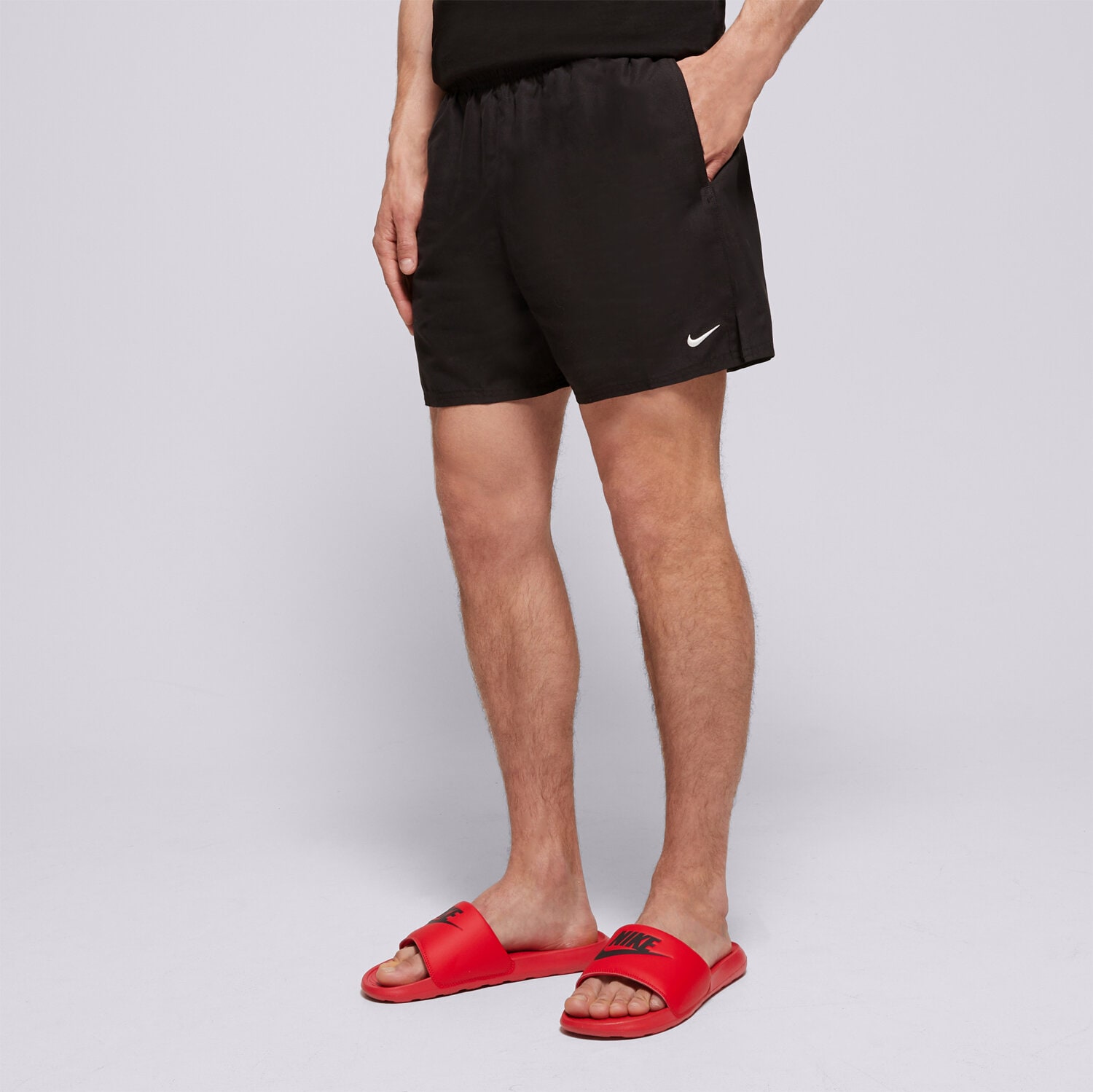 Femei pantaloni scurți NIKE SWIM PANTALONI SCURȚI ESSENTIAL 5" NESSA560001 Negru