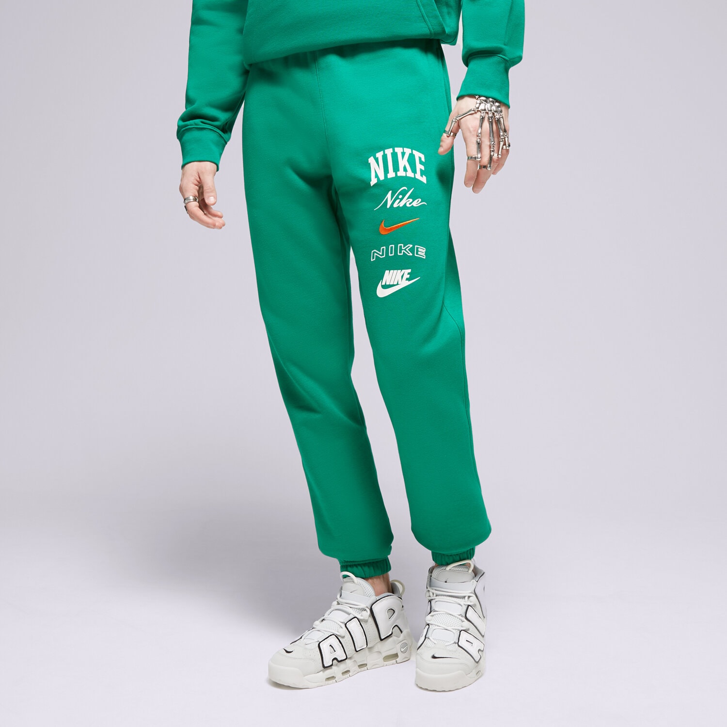 Bărbați pantaloni NIKE PANTALONI  M NK CLUB BB CF PANT STACK GX FN2643-365 Verde