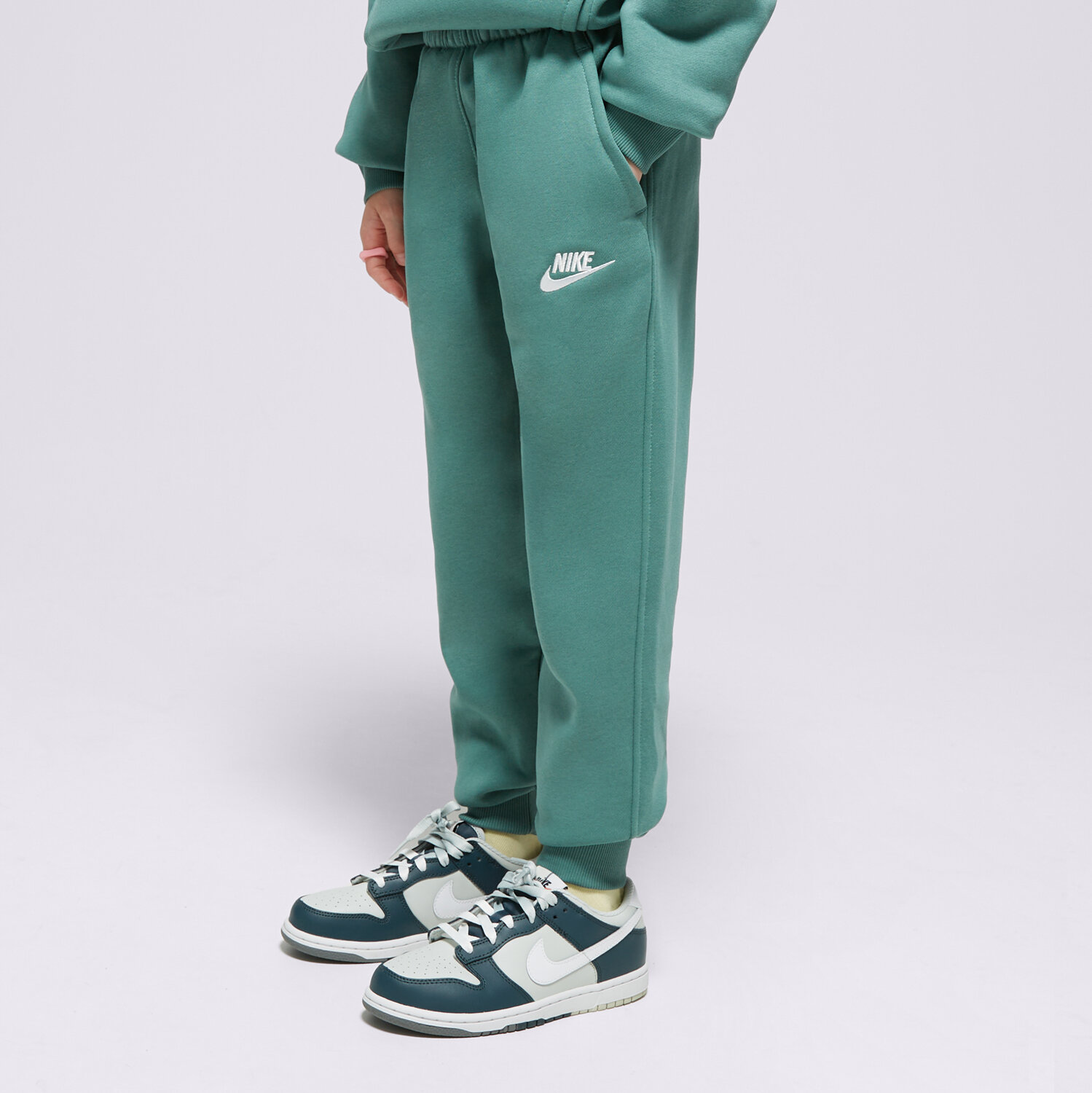 Pantaloni pentru copii NIKE PANTALONI  CLUB FLEECE BOY FD3008-361 Verde
