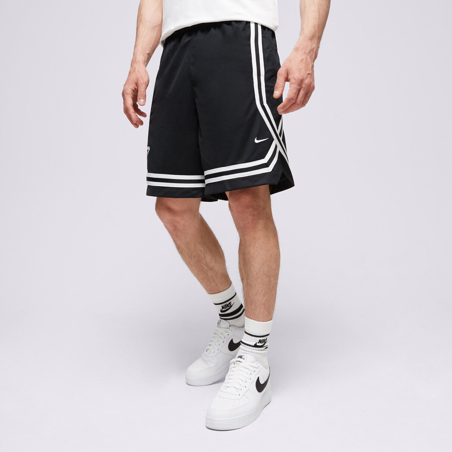 Femei pantaloni scurți NIKE PANTALONI SCURȚI M NK DF DNA CRSOVR 8IN SSNL FN2883-010 Negru