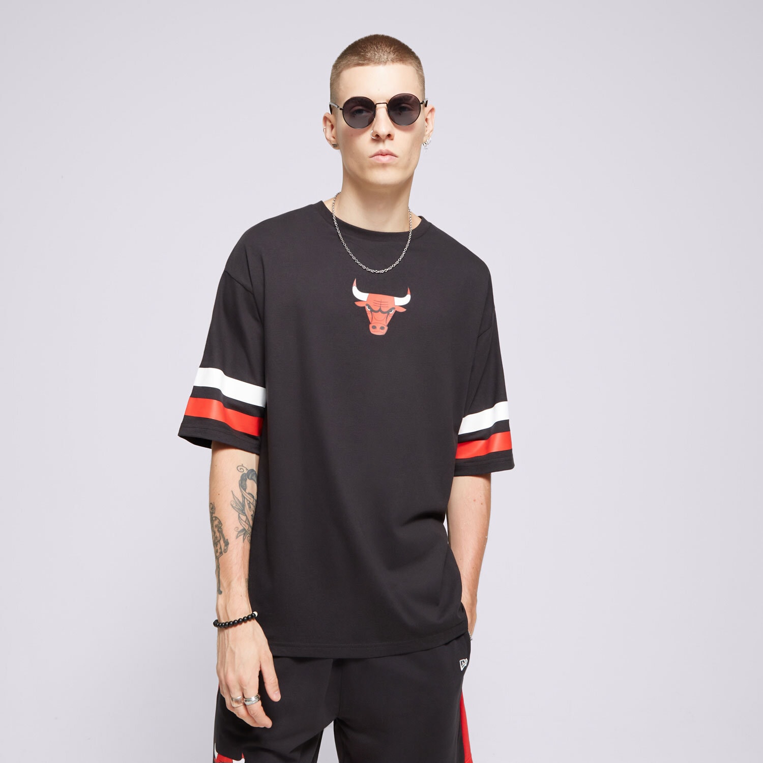 Bărbați tricou NEW ERA TRICOU NBA ARCH GRPHC BP OS BULLS CHICAGO BULLS 60502589 Negru