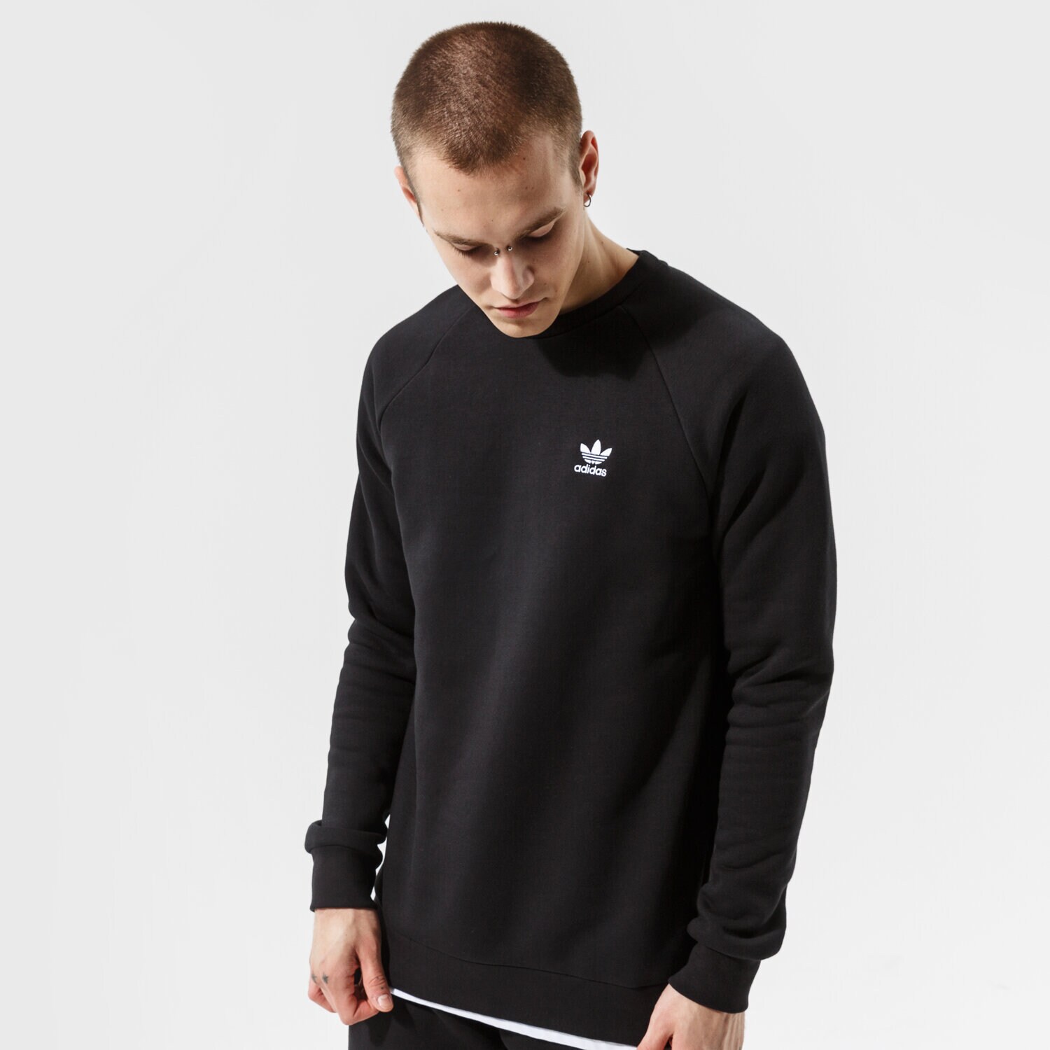Bărbați bluză ADIDAS BLUZĂ ESSENTIAL CREW H34645 Negru