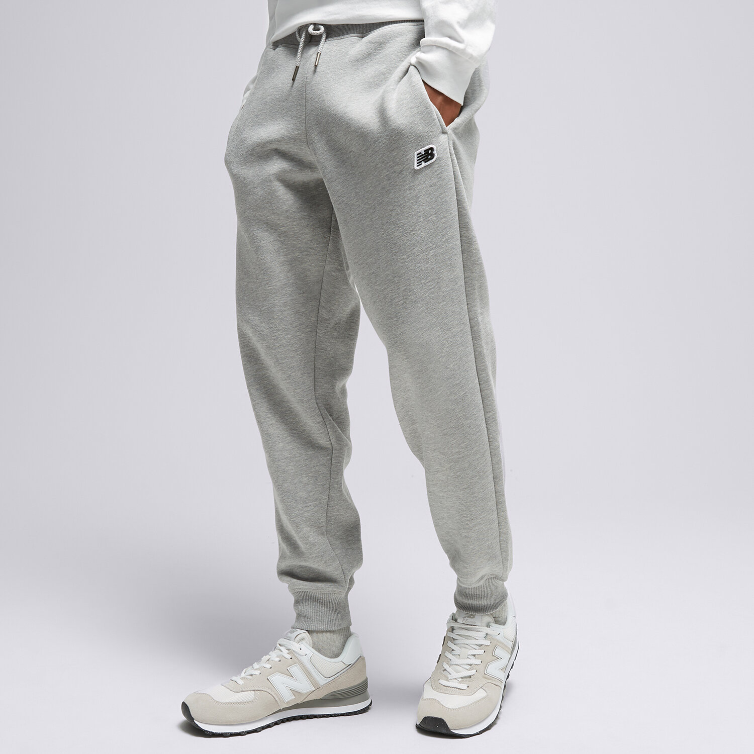 Bărbați pantaloni NEW BALANCE PANTALONI  SMALL PACK PANT PANTALONI MP23600AG Gri