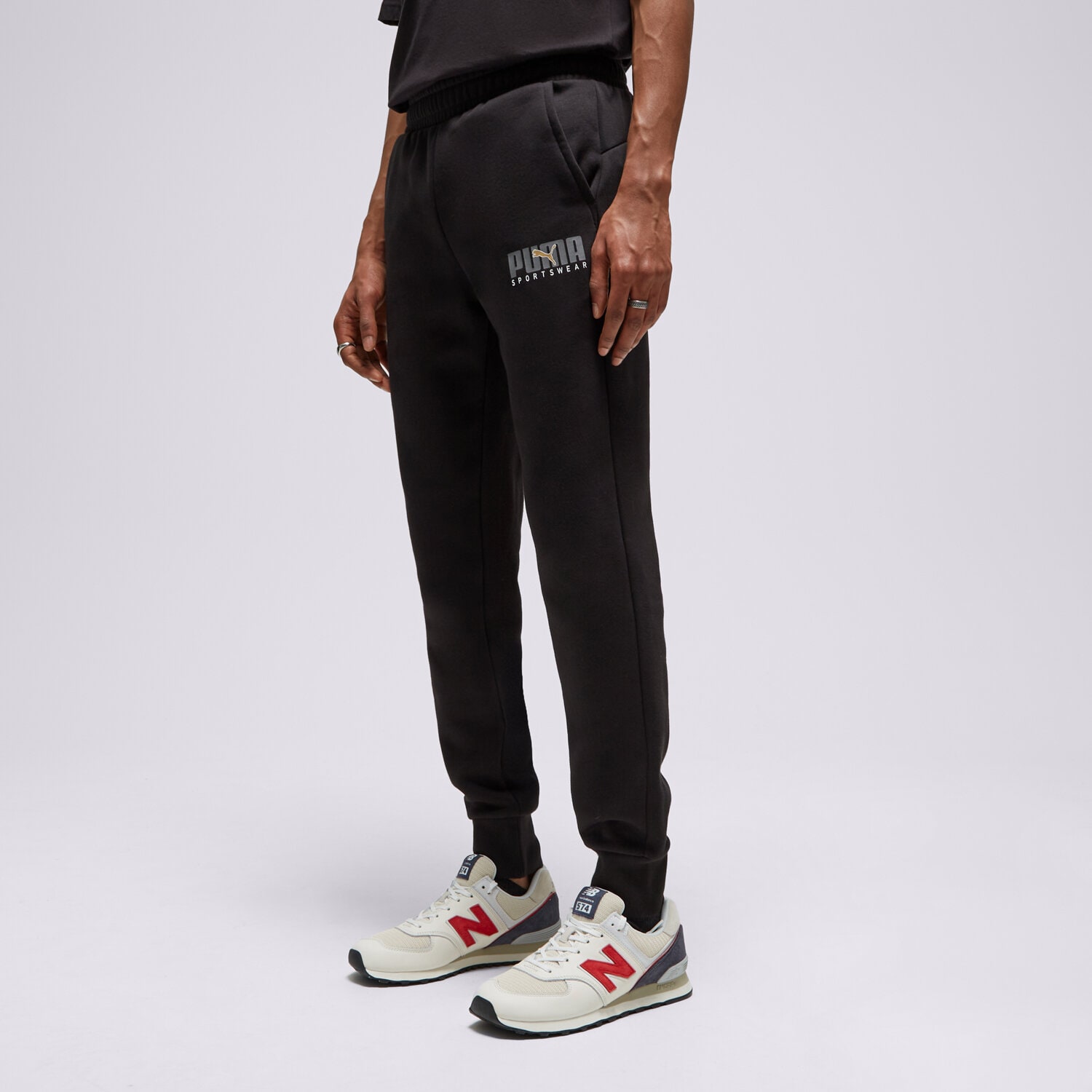 Bărbați pantaloni PUMA PANTALONI  CORE SPTSW PANTS BLK/GLD 67488601 Negru