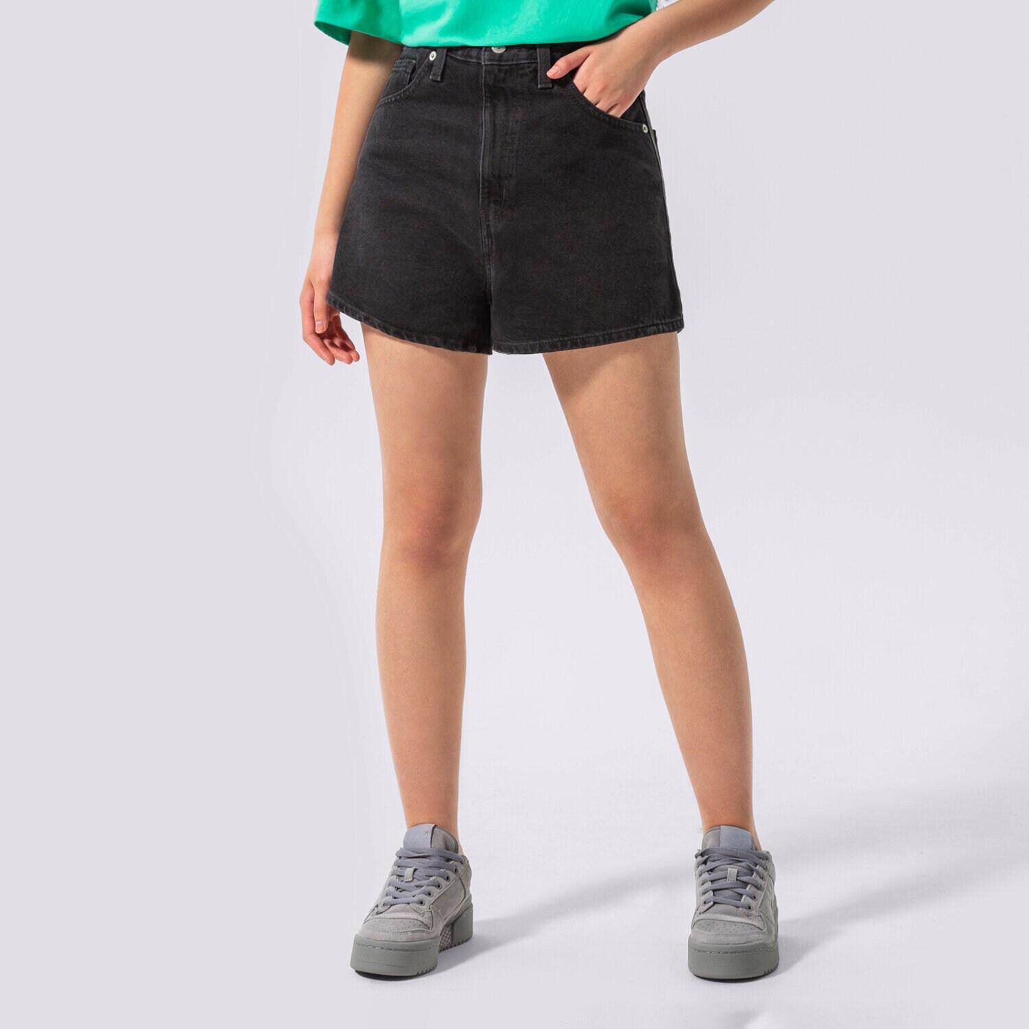 Femei pantaloni scurți LEVI'S PANTALONI SCURȚI HIGH WAISTED MOM SHORT A1965-0000 Negru
