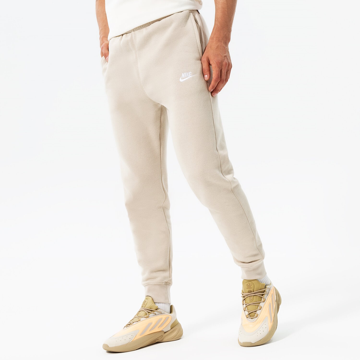Bărbați pantaloni NIKE PANTALONI  SPORTSWEAR CLUB FLEECE BV2671-206 Bej