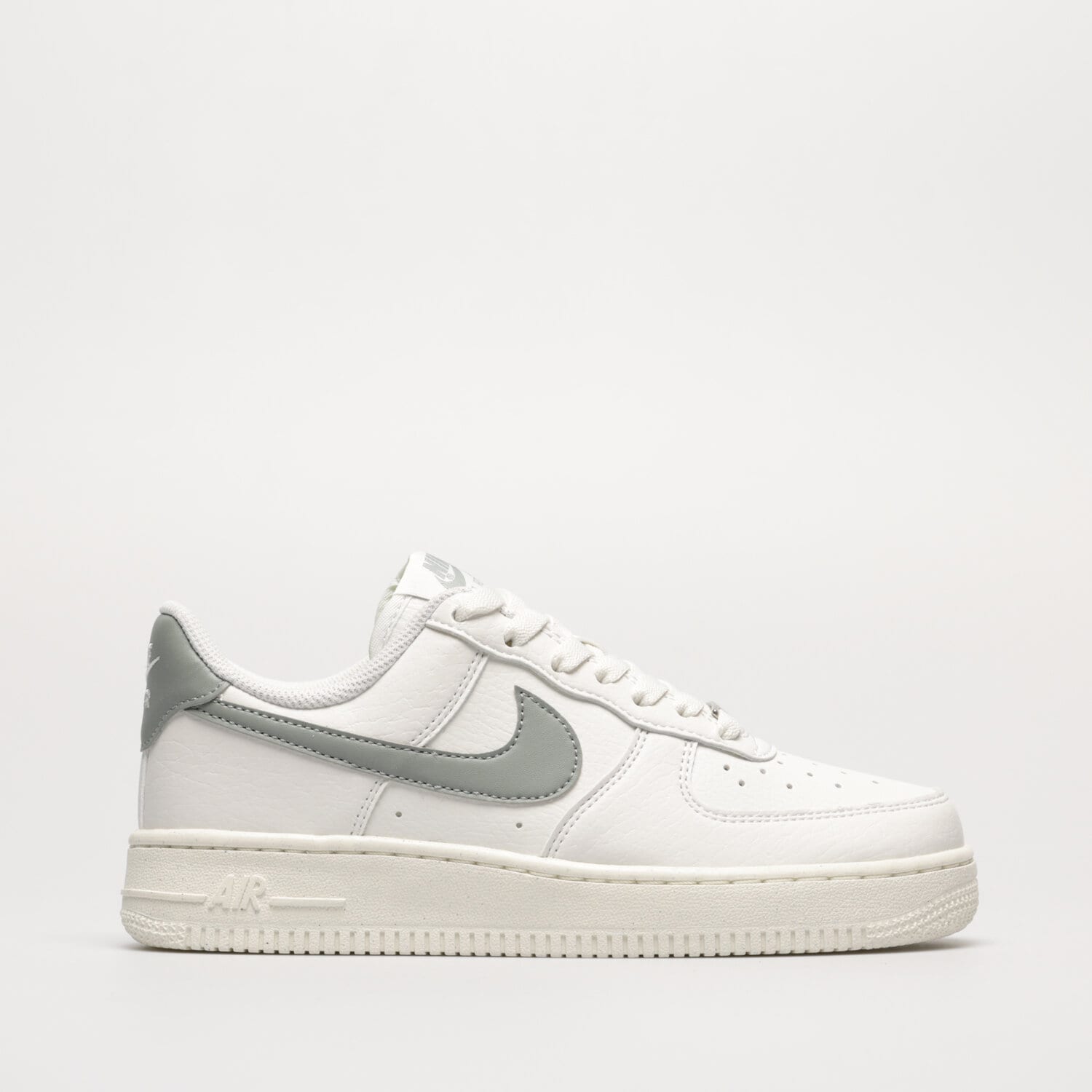 Femei pantofi sport NIKE AIR FORCE 1 '07 NEXT NATURE DN1430-107 Alb