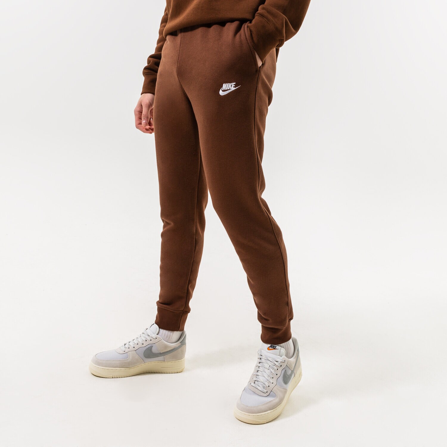 Bărbați pantaloni NIKE PANTALONI  SPORTSWEAR CLUB FLEECE BV2671-259 Maro