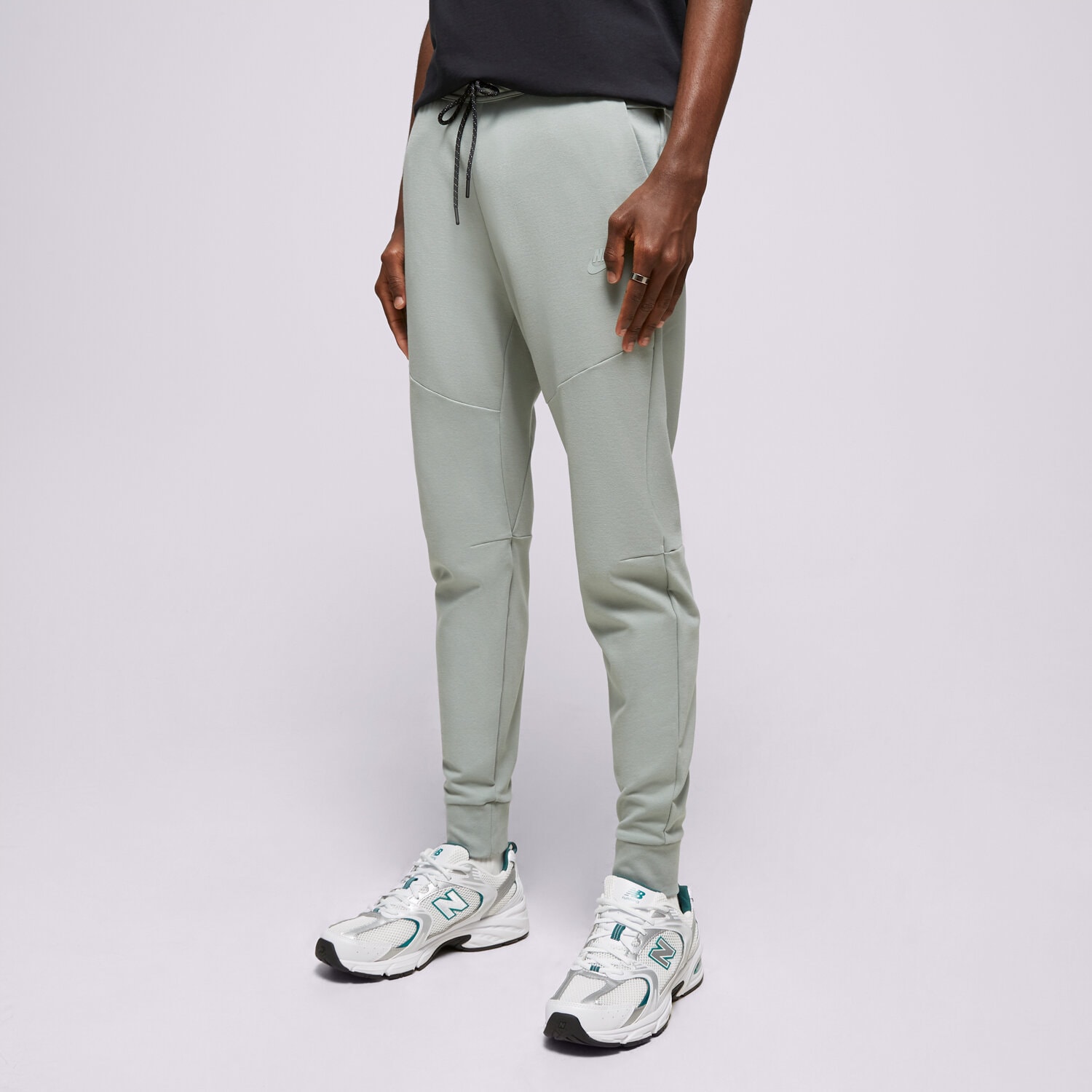 Bărbați pantaloni NIKE PANTALONI  M NK TECH LGHTWHT JGGR DX0826-330 Verde