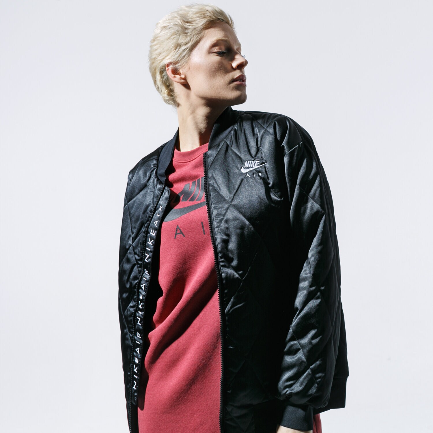 Femei geacă de iarnă NIKE JACHETĂ W NSW AIR SYN FILL JKT SATN BV2877-010 Negru