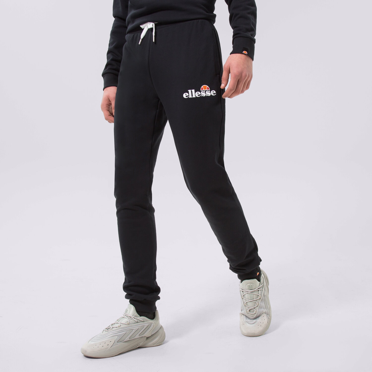 Bărbați pantaloni ELLESSE PANTALONI  NIORO BLK SHS08783011 Negru