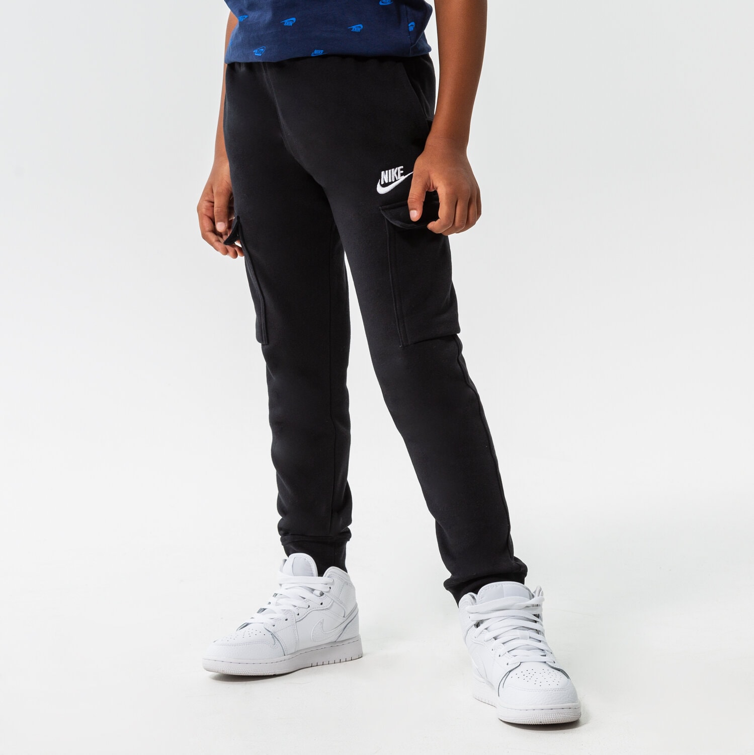 Pantaloni pentru copii NIKE CLUB FLEECE CARGO JOGGERS JUNIOR BOY CQ4298-010 Negru