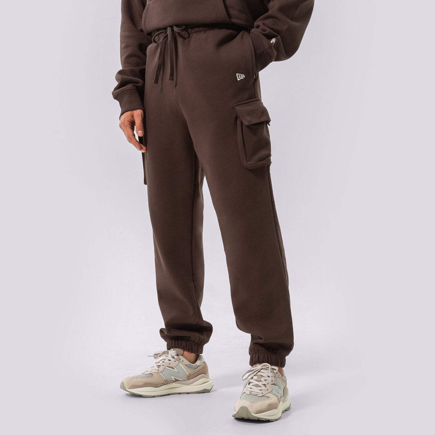 Bărbați pantaloni NEW ERA PANTALONI  HERITAGE CARGO BRWN NEW ERA BRSOFW 60284715 Maro