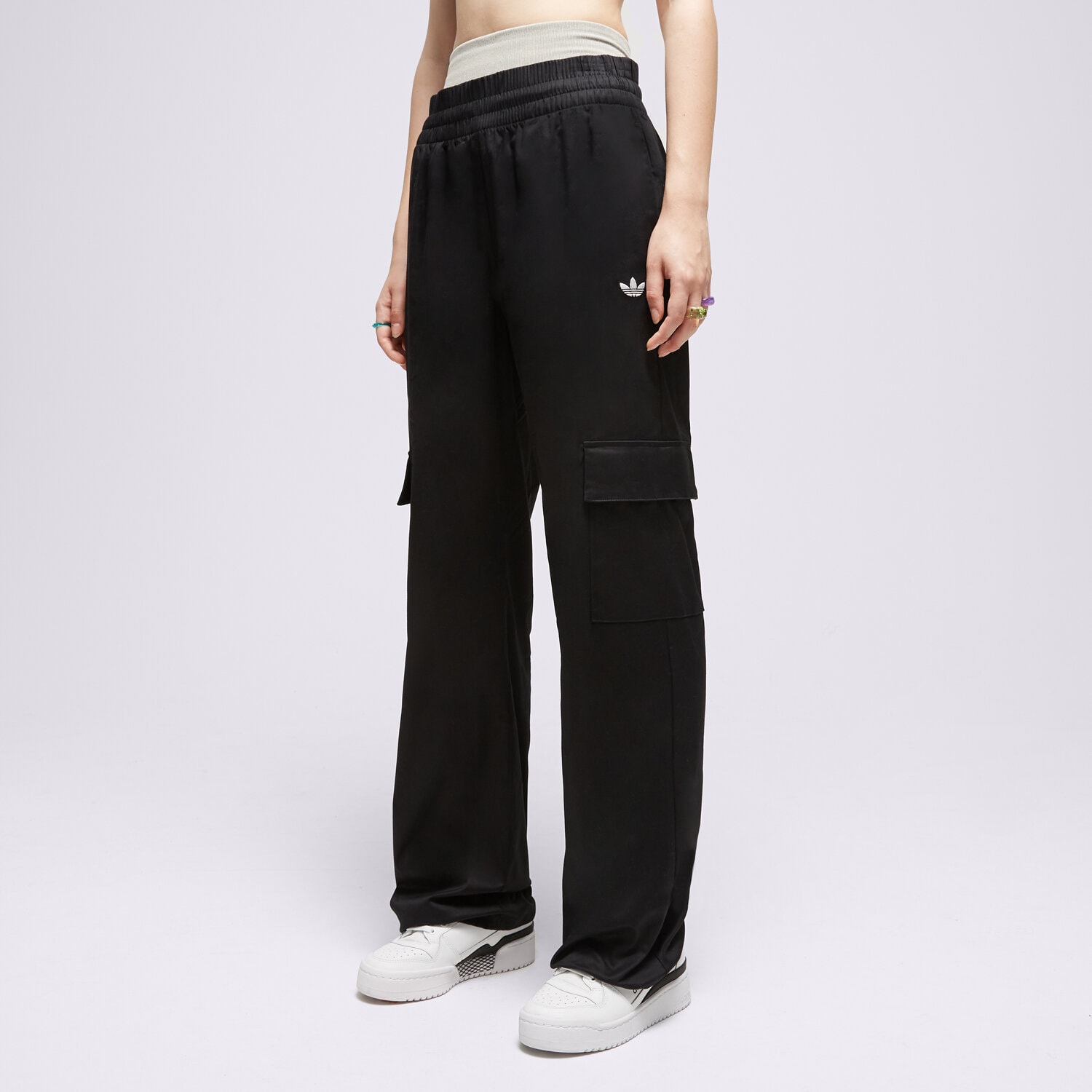 Femei pantaloni ADIDAS PANTALONI  WIDE CARGO PANT IJ8183 Negru