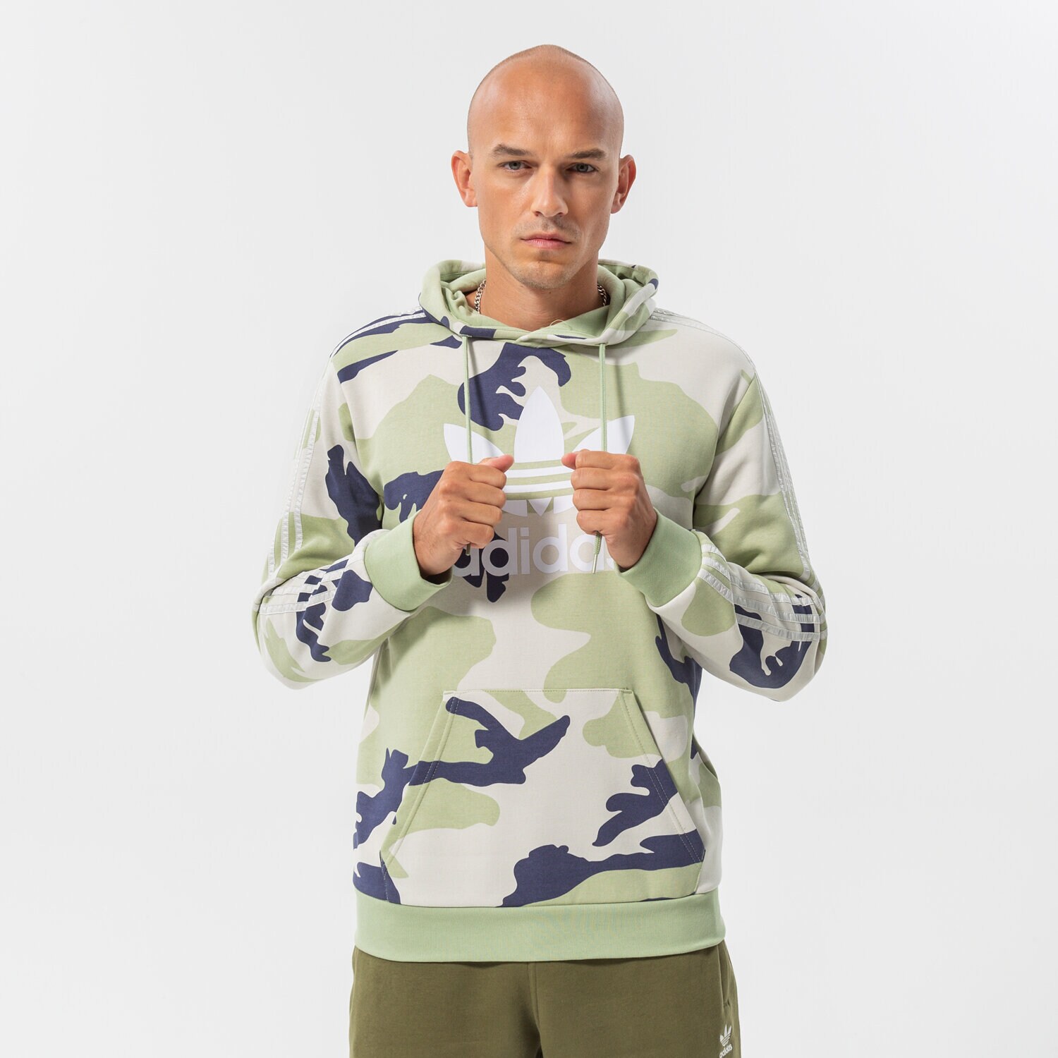 Bărbați bluză ADIDAS BLUZĂ CU GLUGĂ CAMO HOODIE HF4886 Mulicolor