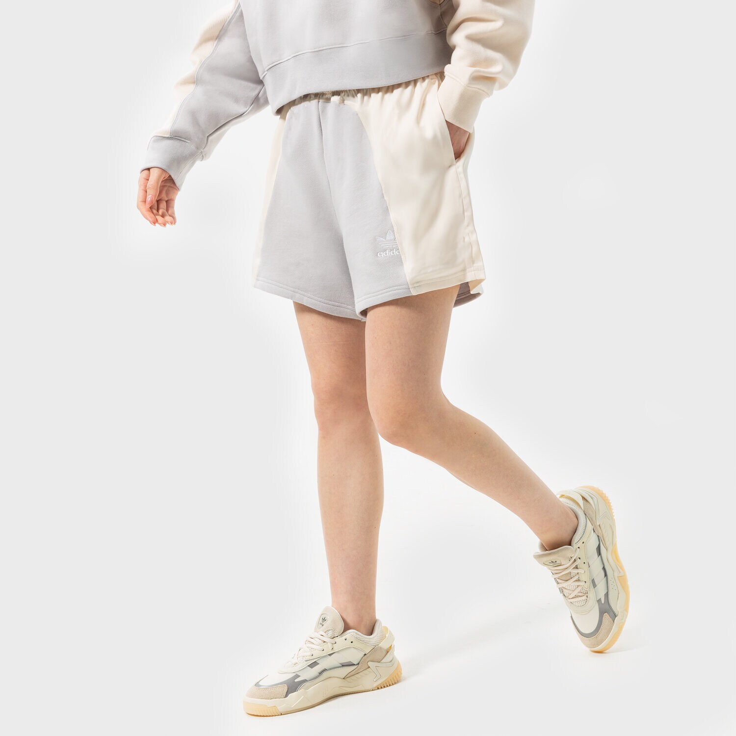Femei pantaloni scurți ADIDAS   DAMSKIE PANTALONI SCURȚI HC7038 Gri