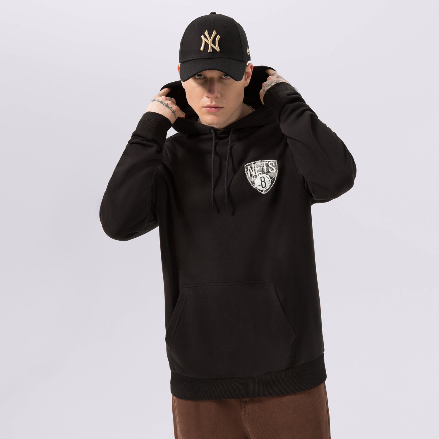Bărbați bluză NEW ERA BLUZĂ CU GLUGĂ INFILL TEAM LOGO NETS BROOKLYN NETS 60332148 Negru