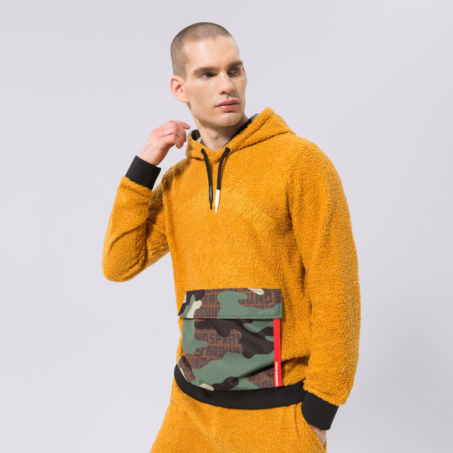 Bărbați bluză SPRAYGROUND BLUZĂ CU GLUGĂ TEDDYCAMO POCKET SP268SAND Mulicolor