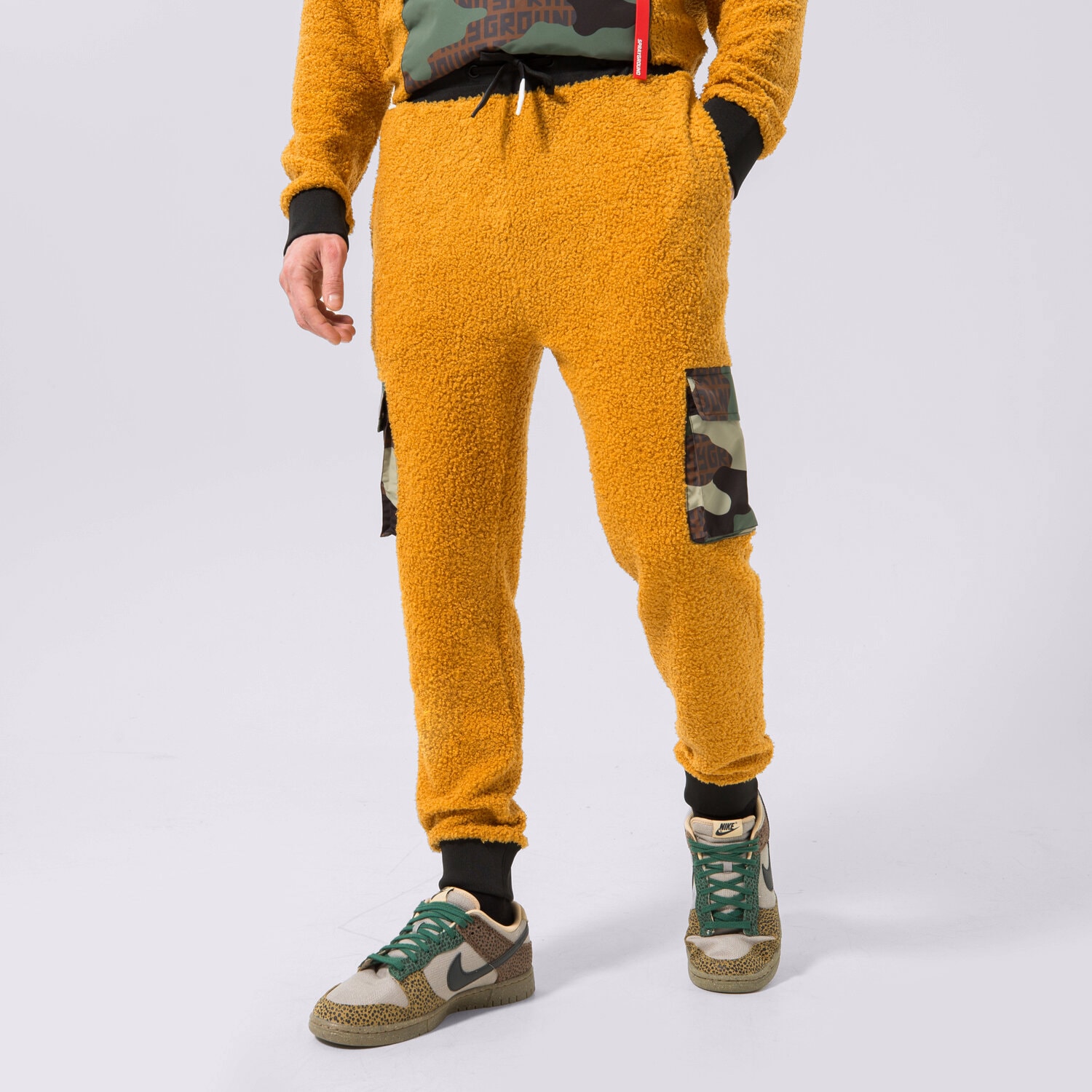 Bărbați pantaloni SPRAYGROUND PANTALONI  TEDDY POCKET PANTS SAND SP267SAND Mulicolor