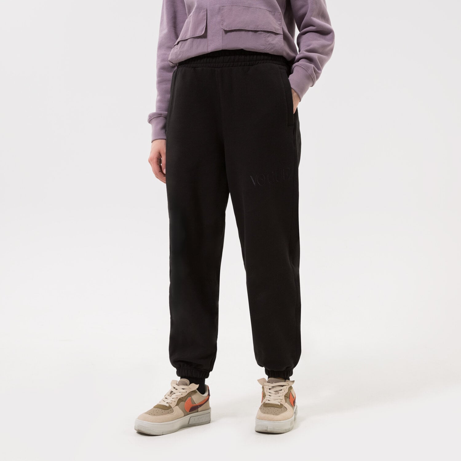 Femei pantaloni PUMA PANTALONI  PUMA X VOGUE SWEATPANTS TR BLACK 534694-01 Negru