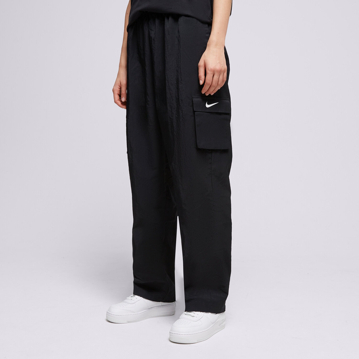 Femei pantaloni NIKE PANTALONI  W NSW ESSNTL WVN HR PNT CARGO DO7209-010 Negru
