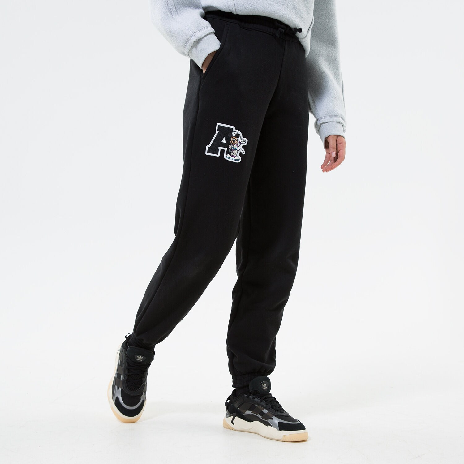 Femei pantaloni ADIDAS PANTALONI  DISNEY JOGGER HL9084 Negru