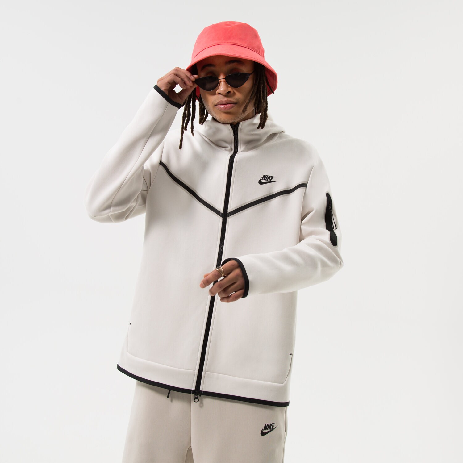 Bărbați bluză NIKE BLUZĂ CU GLUGĂ SPORTSWEAR TECH FLEECE CU4489-030 Bej