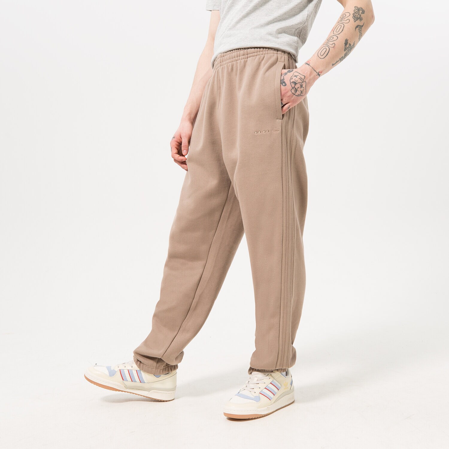 Bărbați pantaloni ADIDAS PANTALONI  ESS LOGO SWTPNT HK2727 Maro