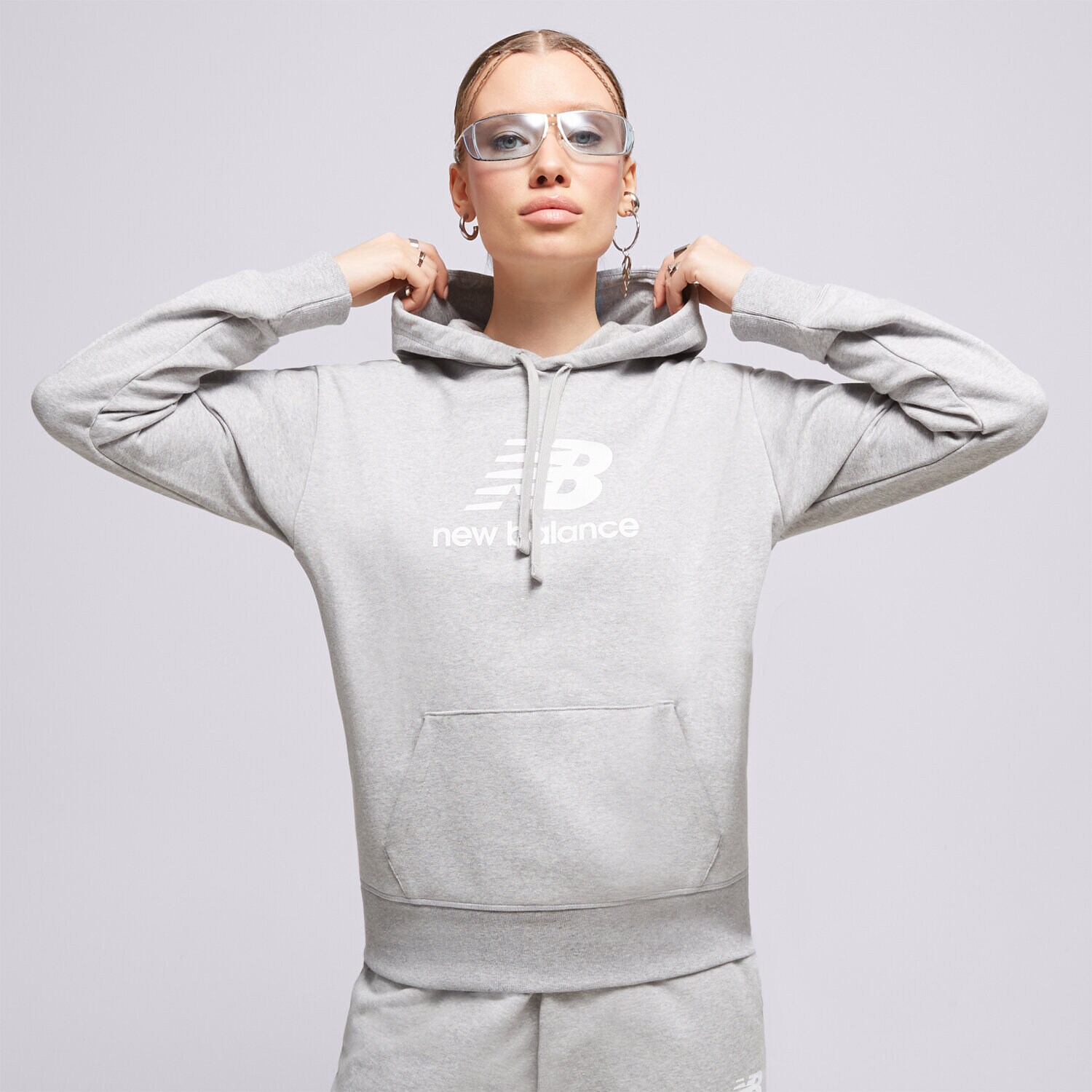 Femei bluză NEW BALANCE BLUZĂ CU GLUGĂ NB ESSENTIALS WT31533AG Gri