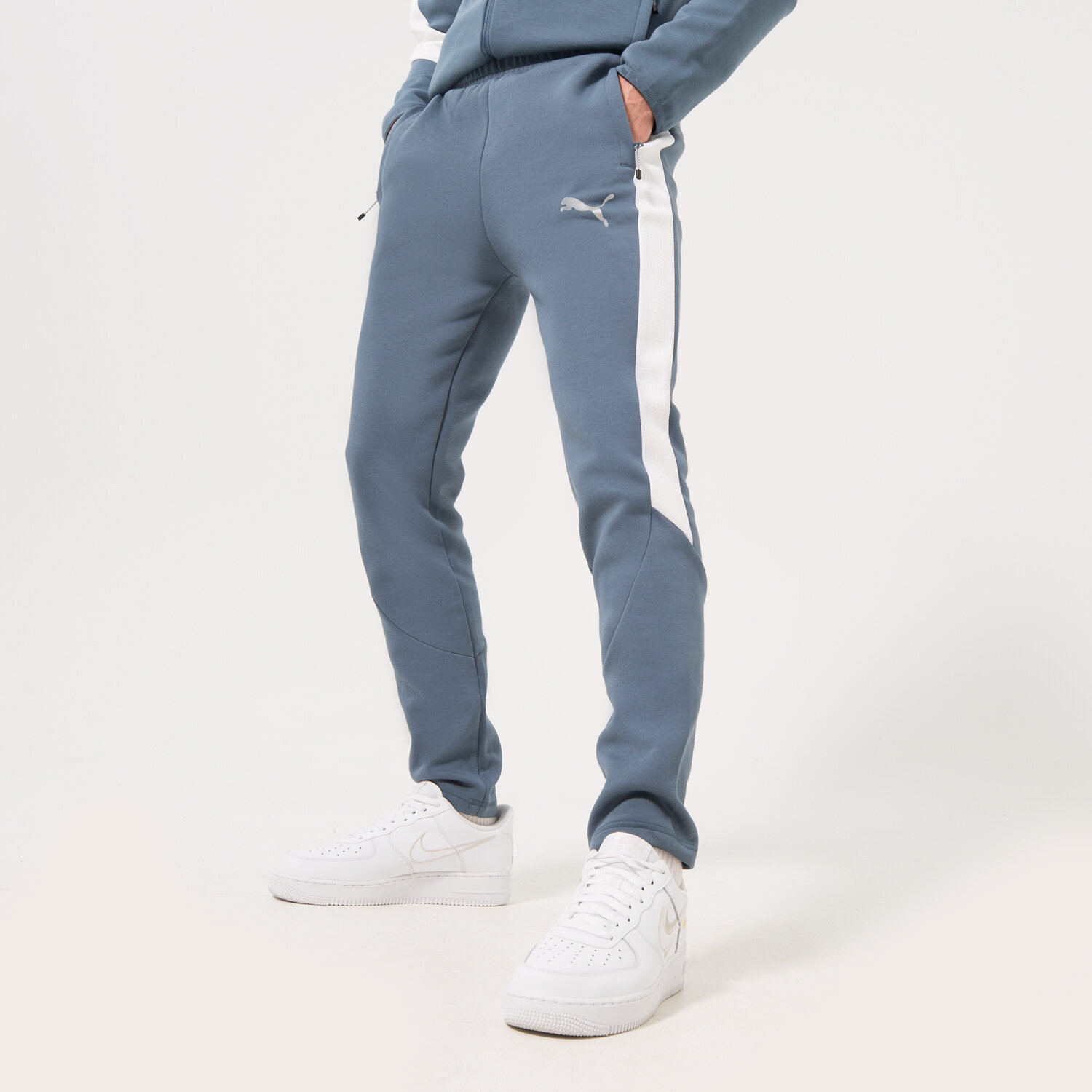 Bărbați pantaloni PUMA PANTALONI  PUMA EVOSTRIPE PANTS 849917-18 Albastru