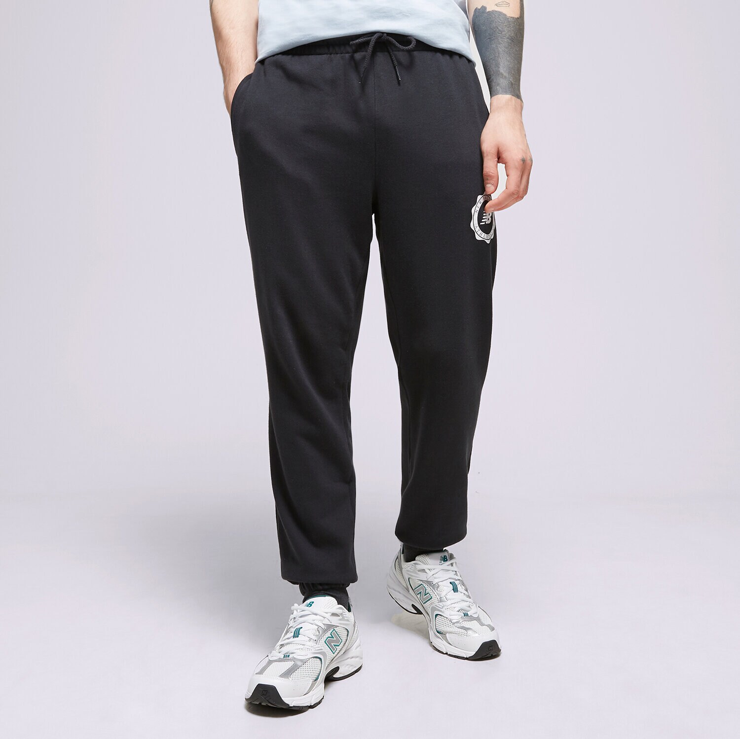 Bărbați pantaloni NEW BALANCE PANTALONI  NB SPORT SEASONAL MP31902 Negru