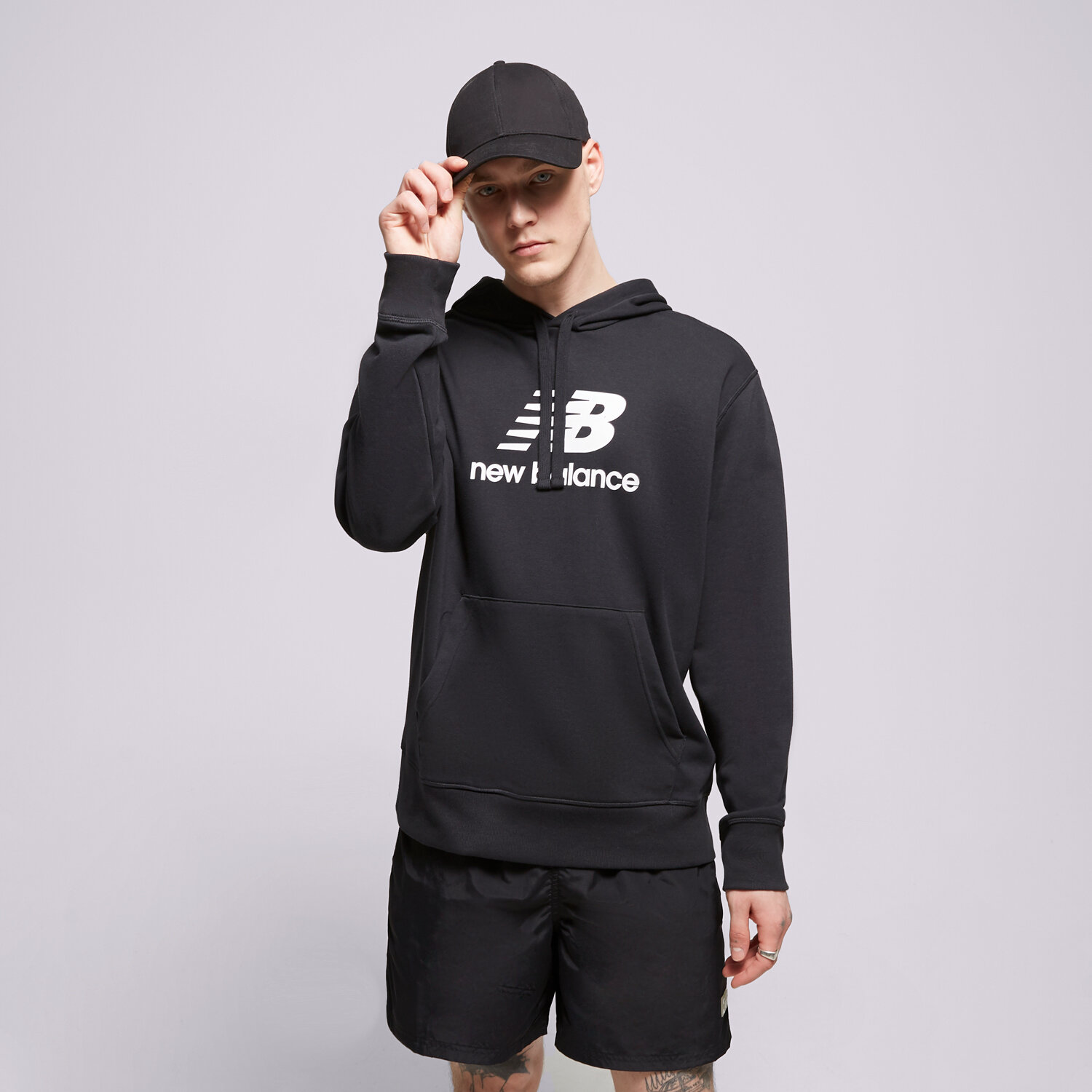 Bărbați bluză NEW BALANCE BLUZĂ CU GLUGĂ ESSENTIALS STACKED MT31537BK Negru