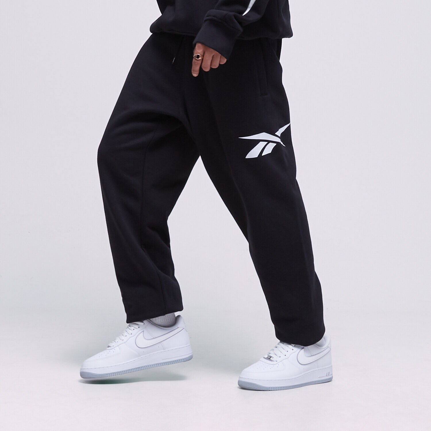 Bărbați pantaloni REEBOK PANTALONI  CL BV PANT HY7107 Negru