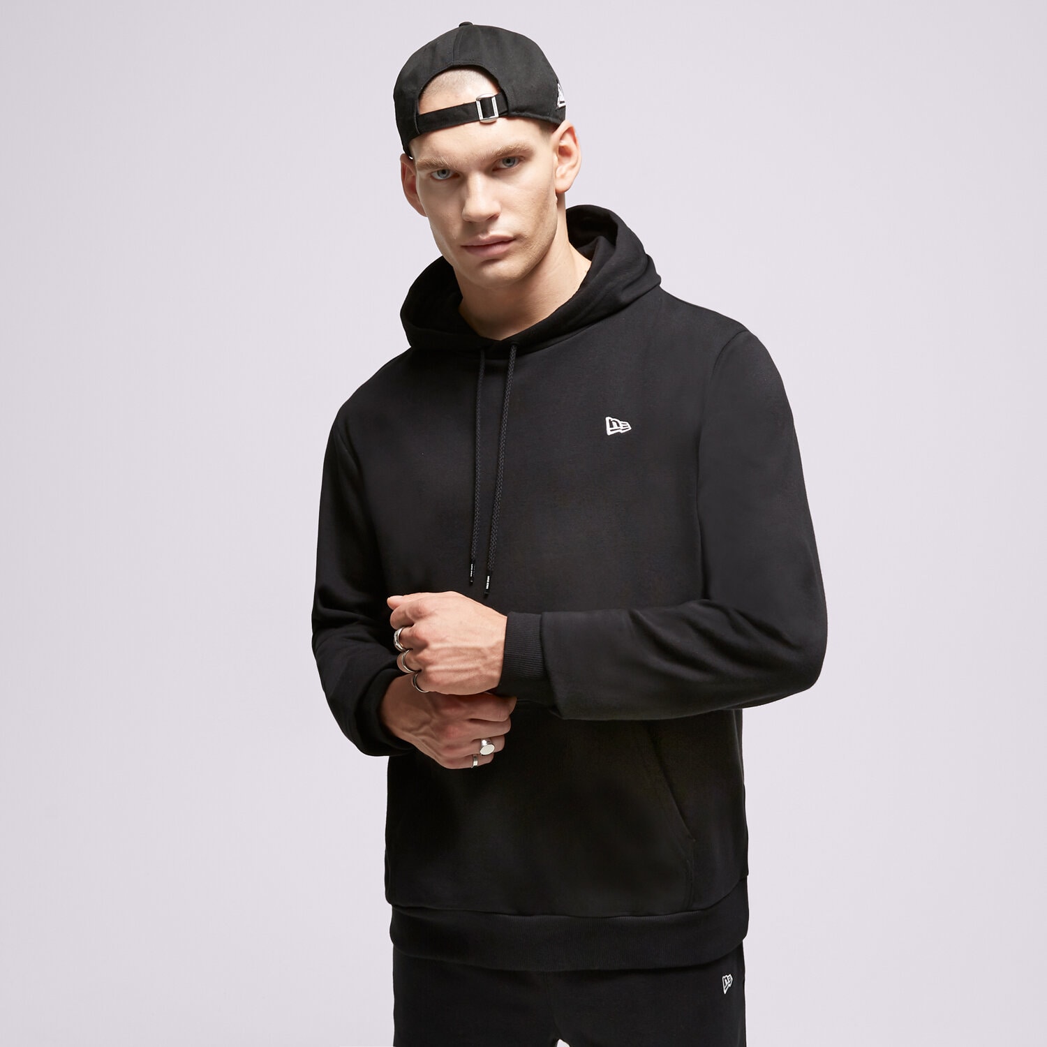 Bărbați bluză NEW ERA BLUZĂ CU GLUGĂ NE ESSENTLS NONE 60416735 Negru