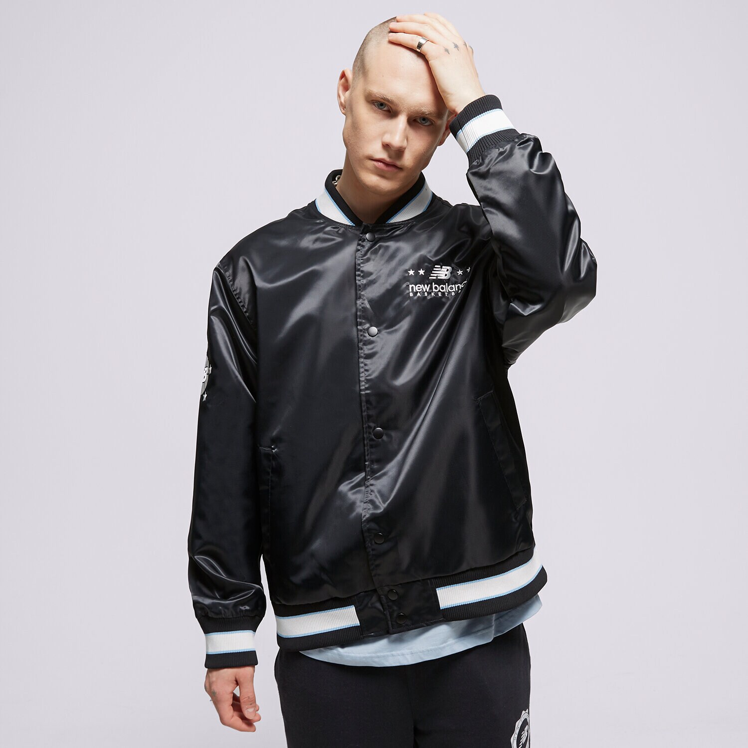 Bărbați jachetă NEW BALANCE JACHETĂ HOOPS WOVEN JACKET MJ31580BK Negru