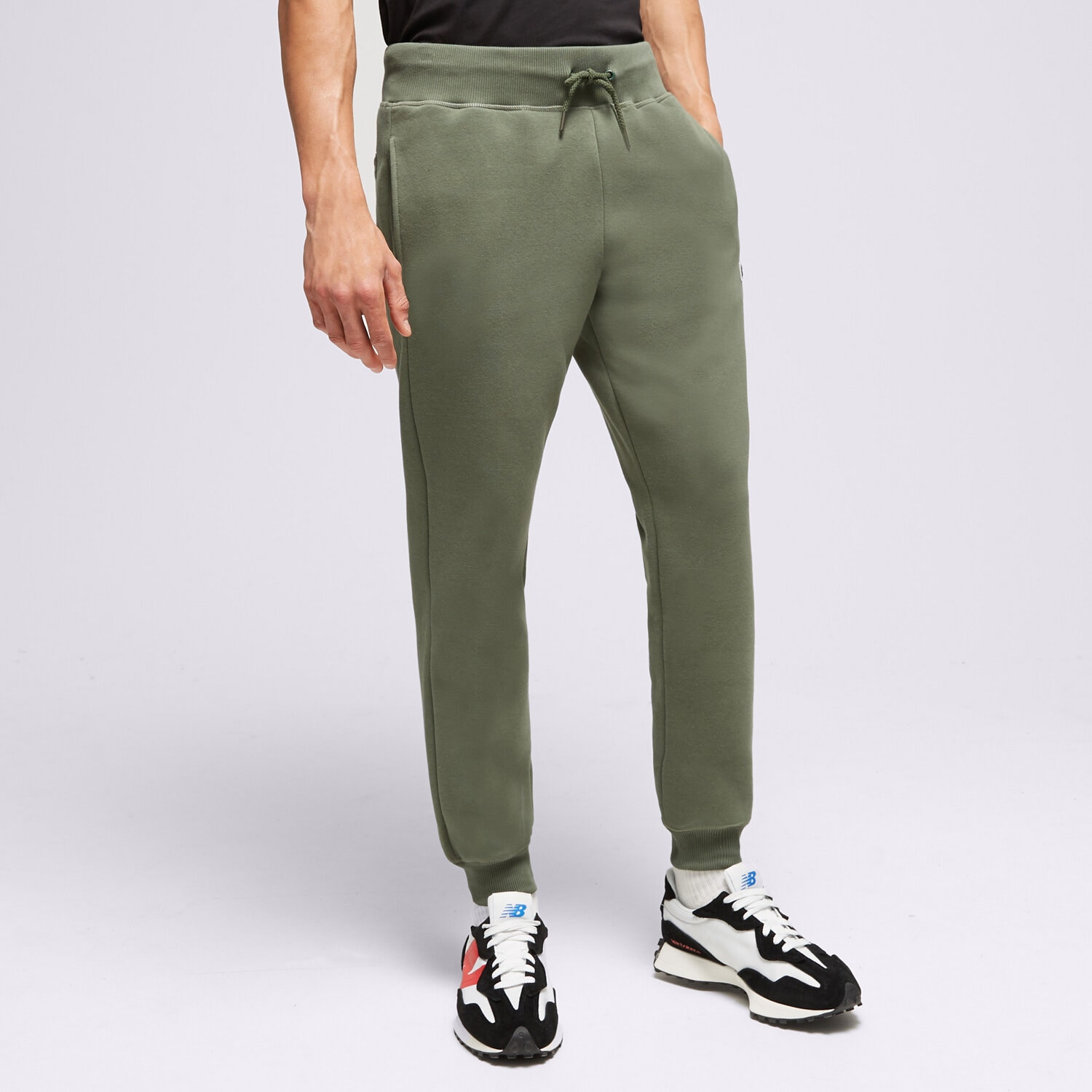 Bărbați pantaloni NEW BALANCE PANTALONI  SMALL LOGO PANTS DON PANTALONI MP23600DON Kaki