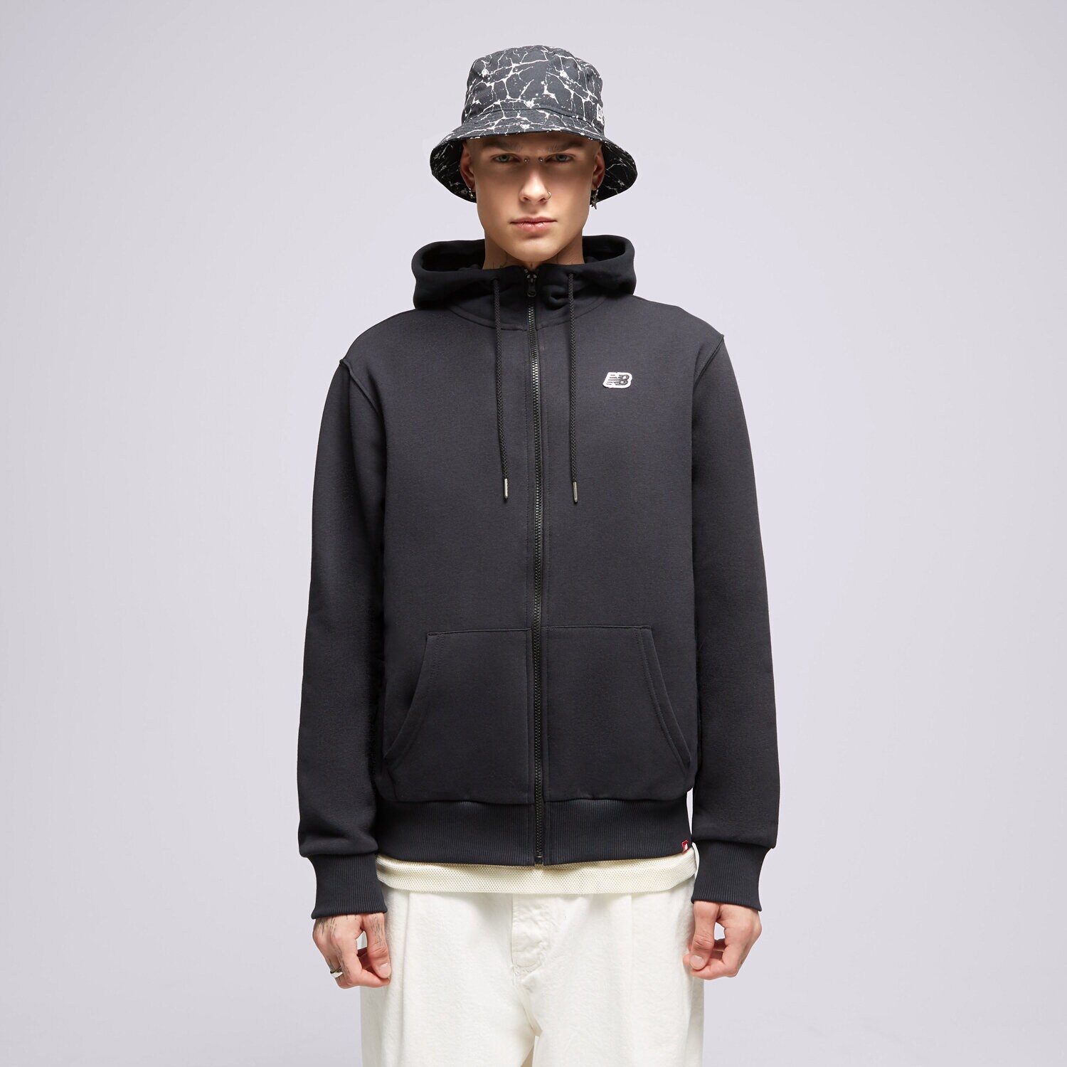 Bărbați bluză NEW BALANCE BLUZĂ CU GLUGĂ ZIP HODIE BLUZĂ MJ23600BK Negru