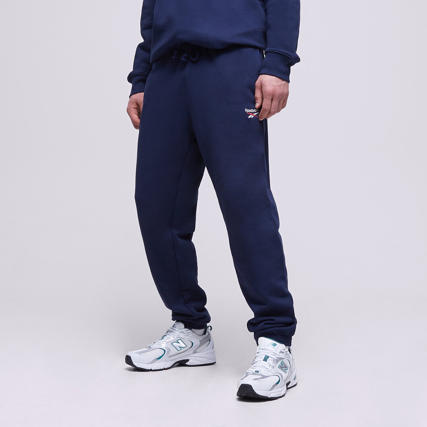 Bărbați pantaloni REEBOK PANTALONI CL SV PANT HS9143 Bleumarin