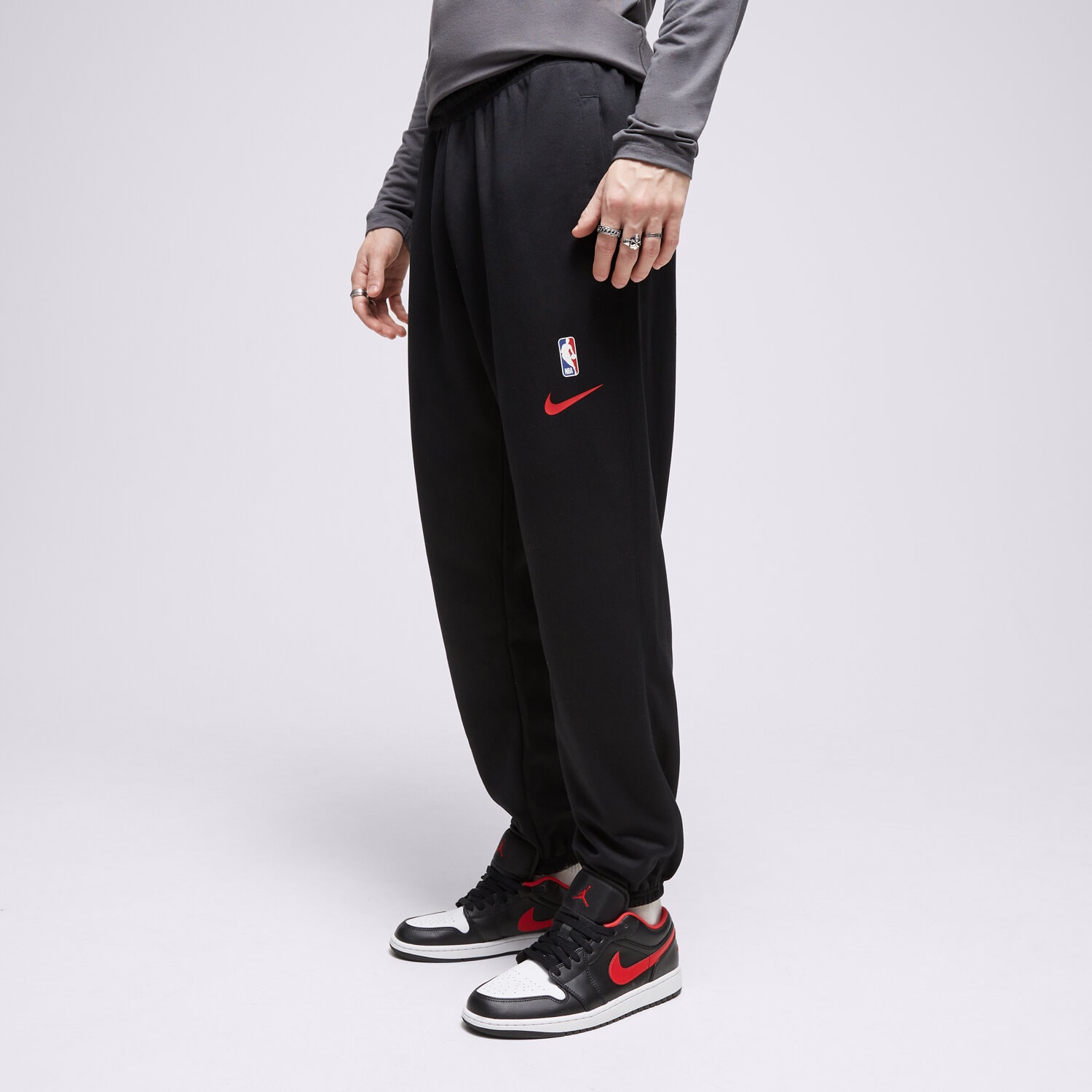 Bărbați pantaloni NIKE PANTALONI  CHI MNK DF SPTLIGHT PNT NBA FB3650-010 Negru