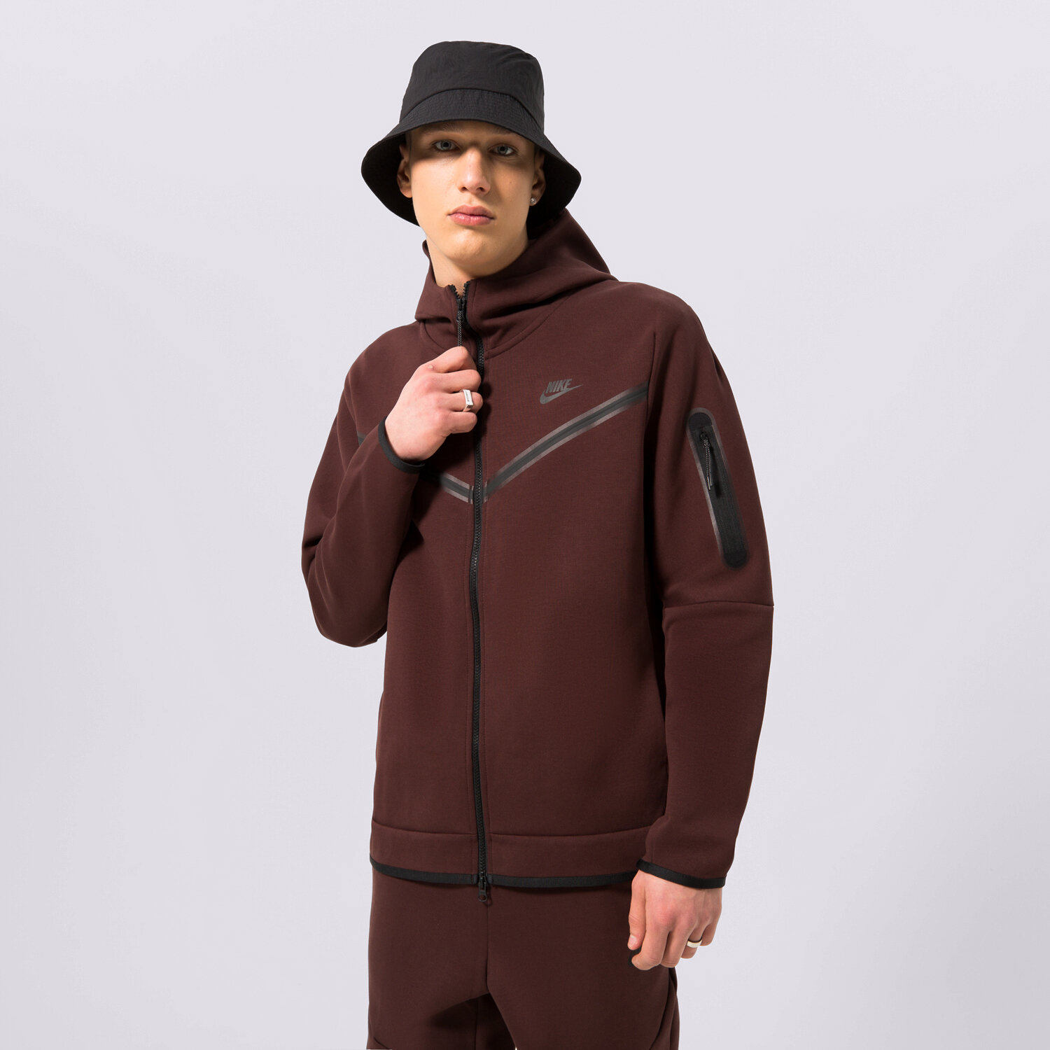 Bărbați bluză NIKE BLUZĂ CU GLUGĂ SPORTSWEAR TECH FLEECE CU4489-227 Maro