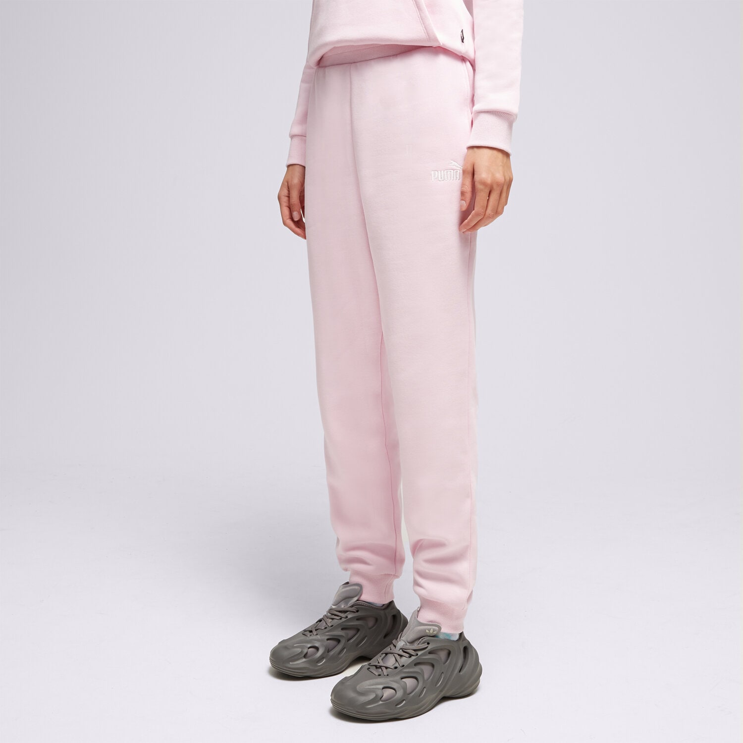 Femei pantaloni PUMA PANTALONI  EMBROIDERY HIGH-WAIST PANTS FL CL 67000762 Roz